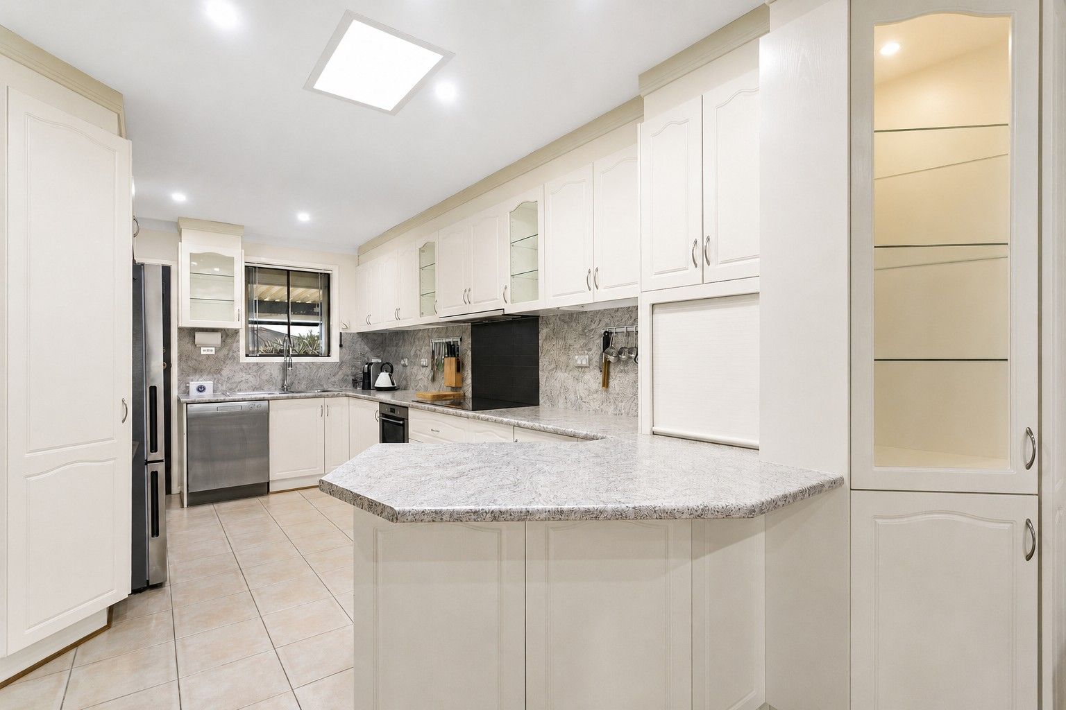 27 Loftus Drive — photo 3 of 12