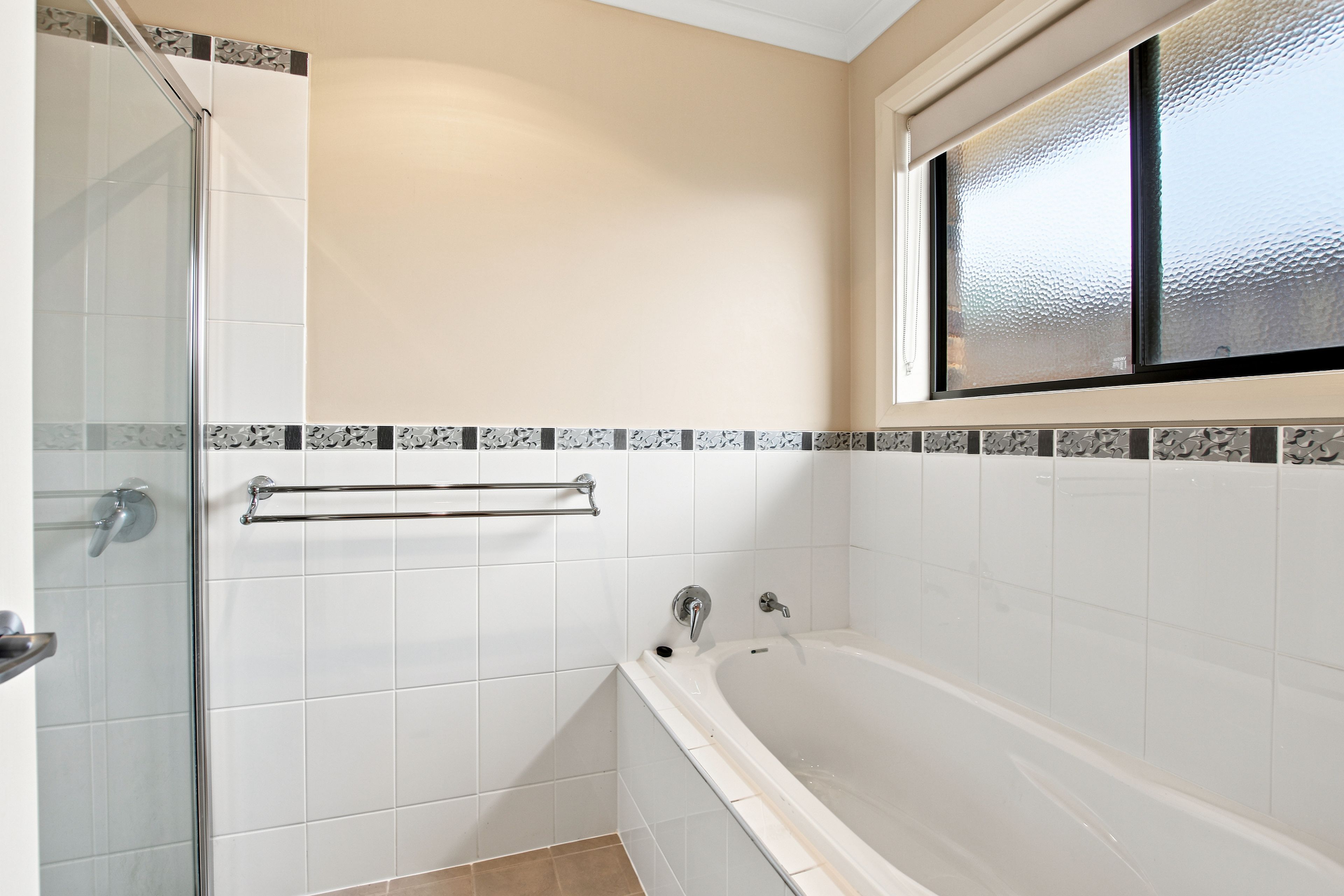 12 Edwards Crescent — photo 17 of 19
