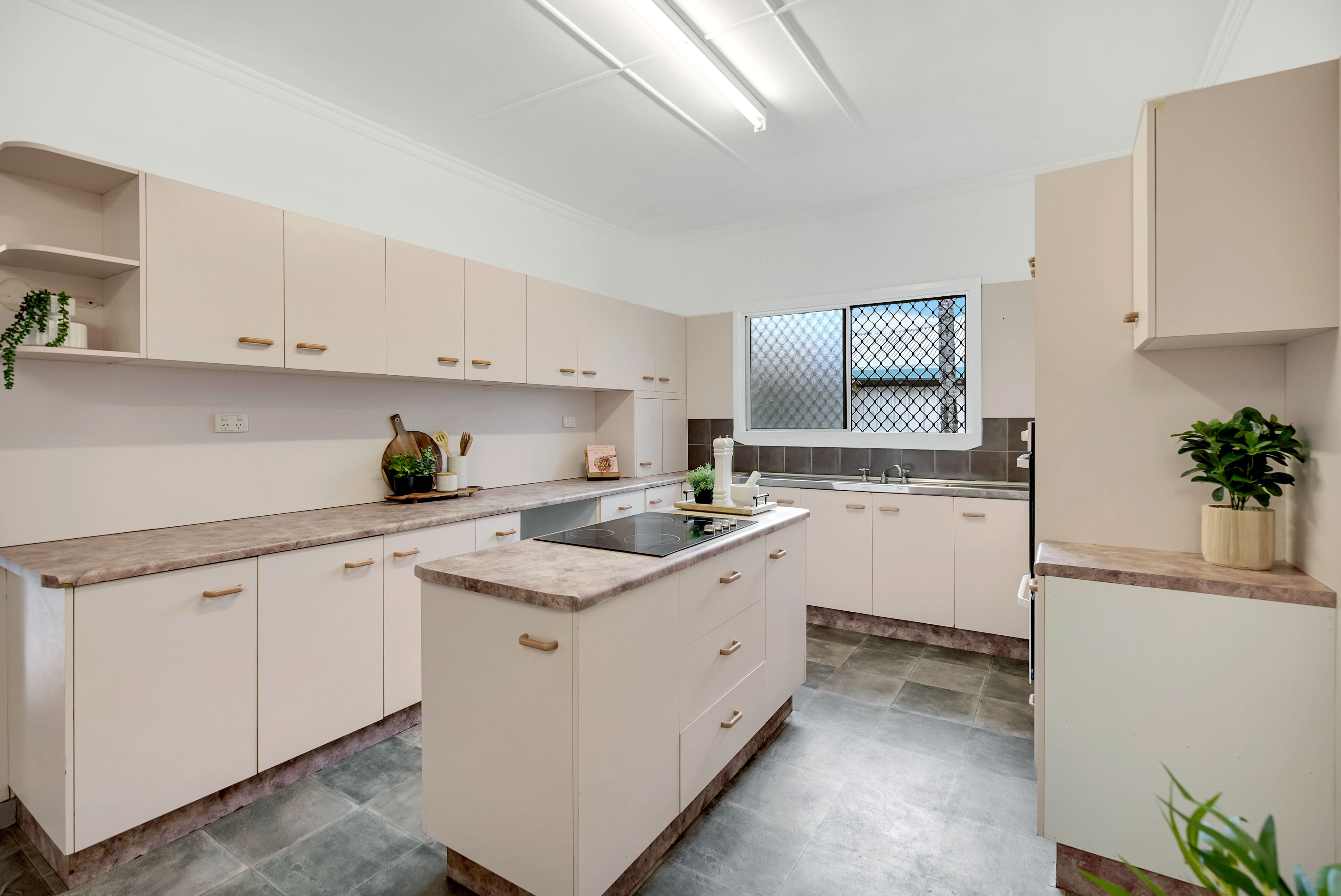 1/47 Koch Street, Mooroobool, QLD 4870