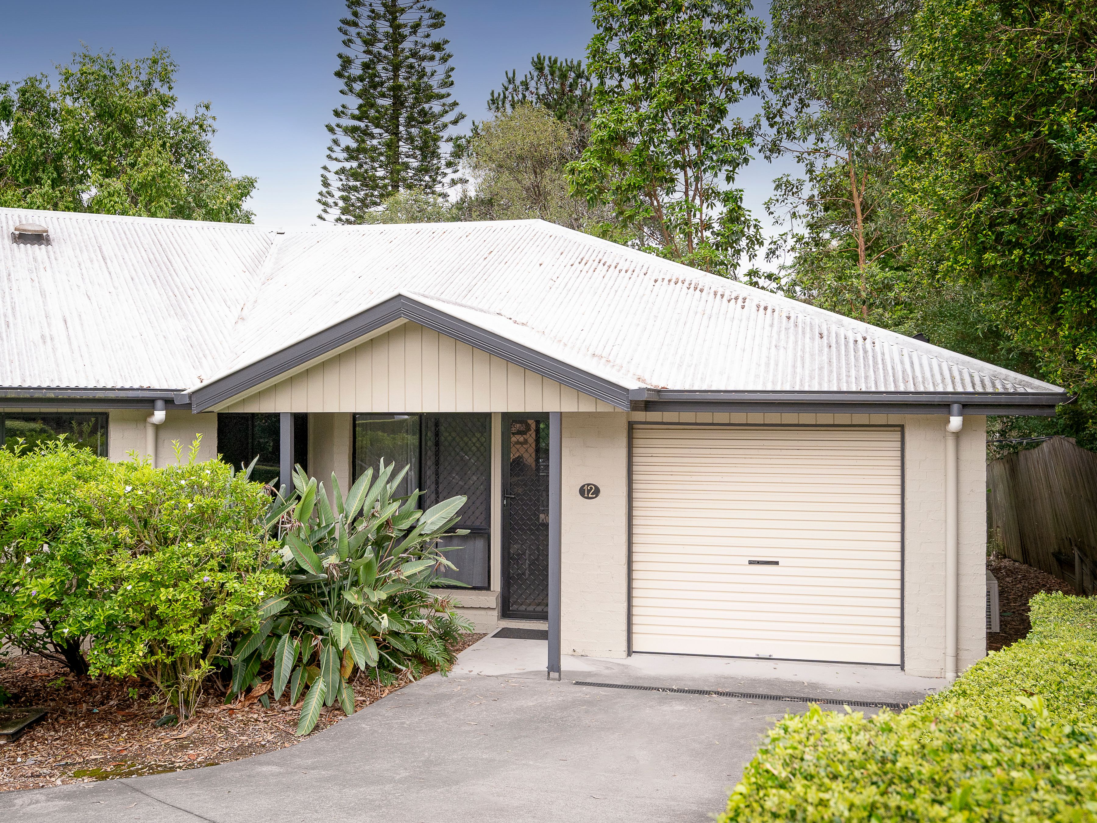 27 Oatland Crescent, Holland Park West QLD 4121