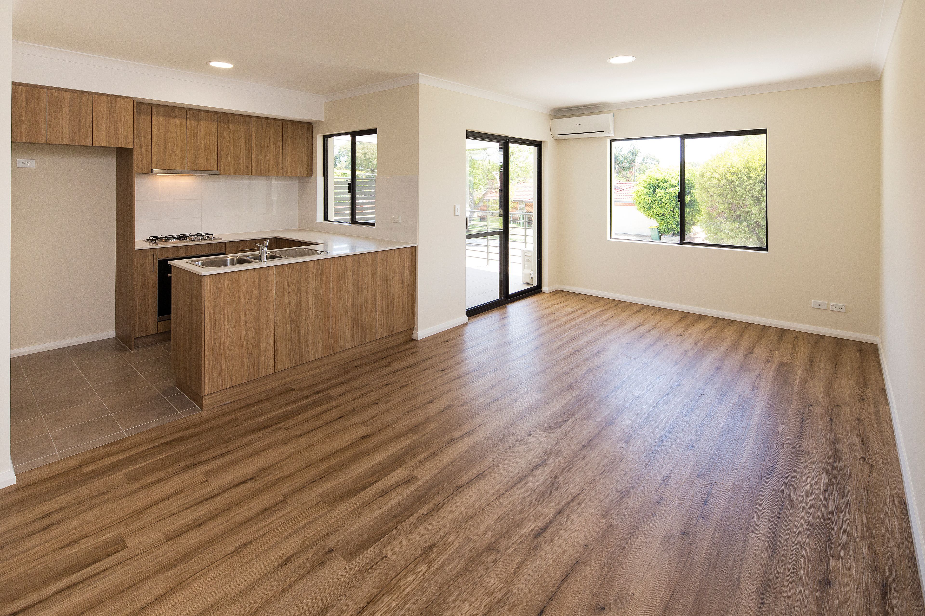 4/4 Whiteside Street, Cloverdale, WA 6105