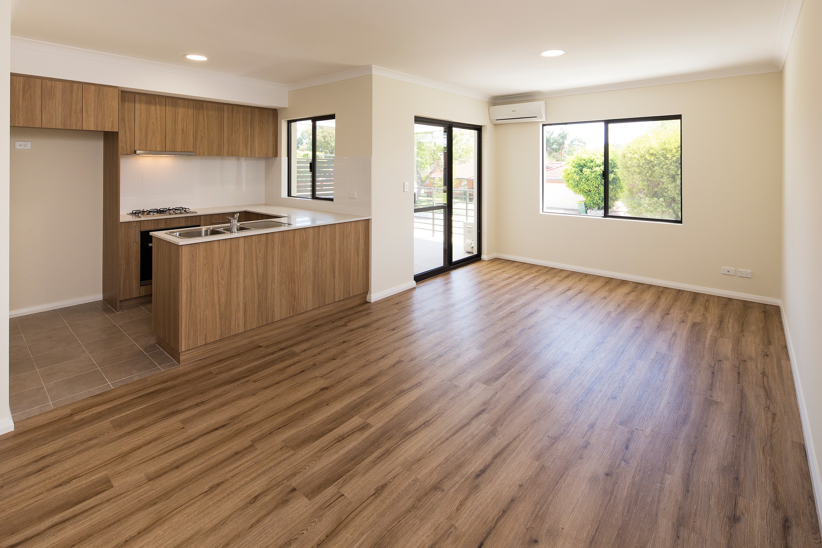 4/4 Whiteside Street, Cloverdale, WA 6105