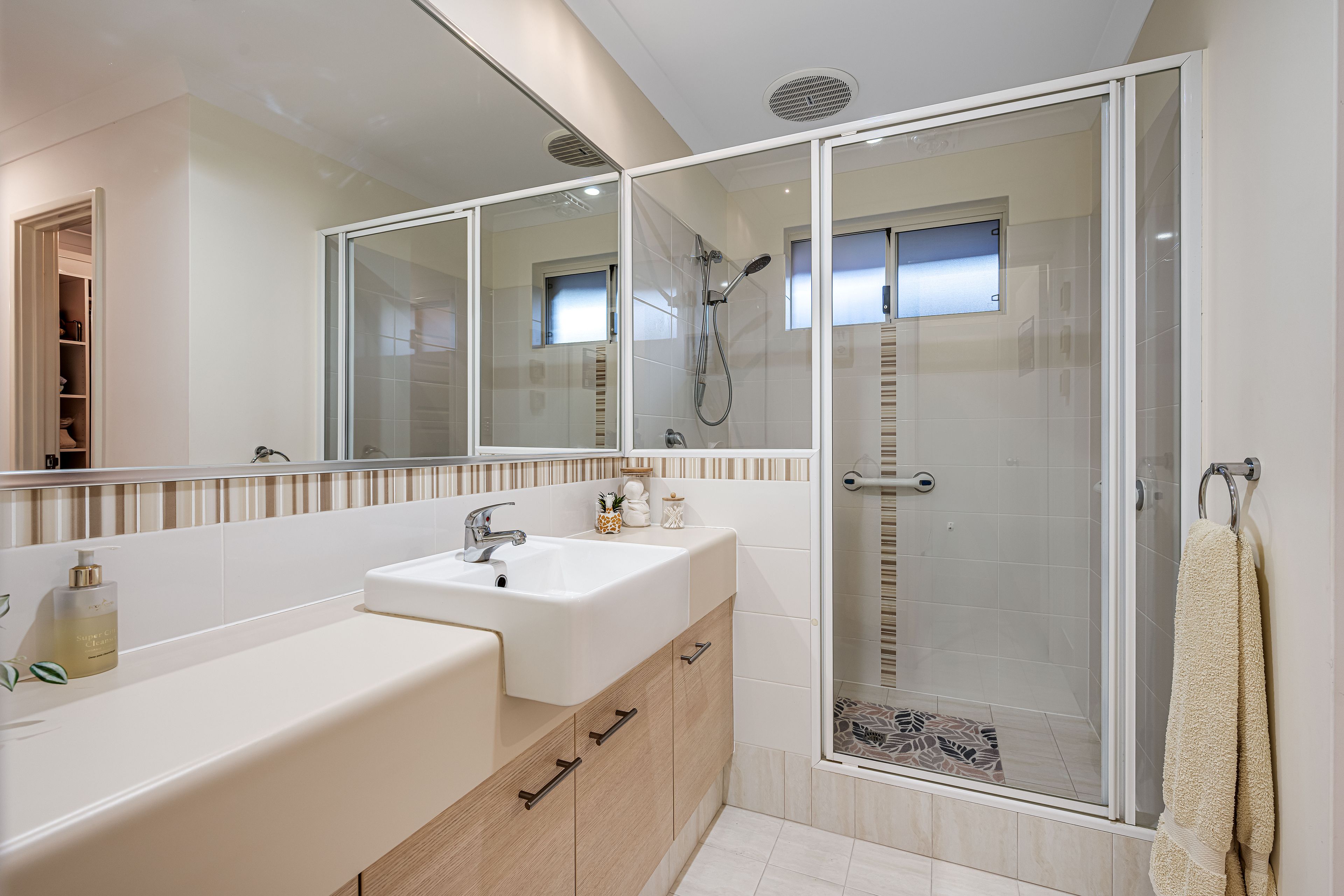 12 Oakbank Crescent — photo 18 of 30