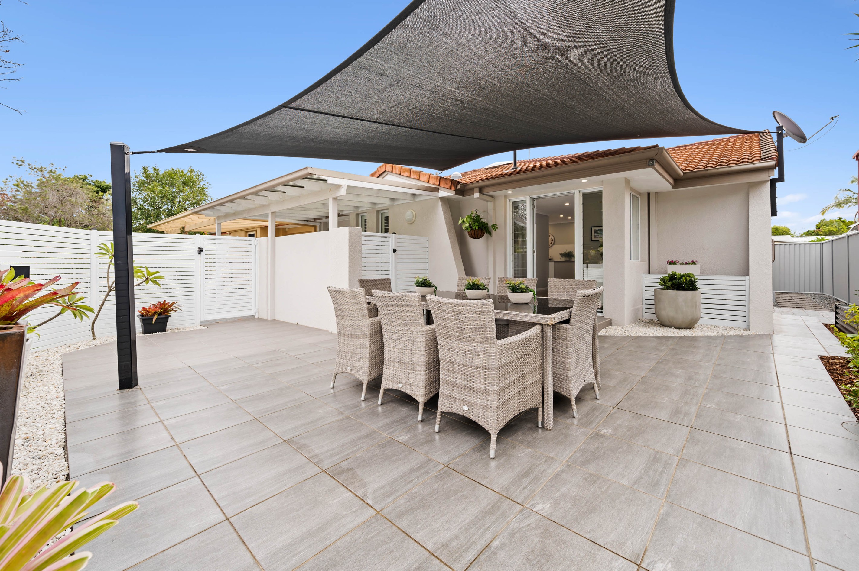 2/6 Rosalind Avenue, Paradise Point, QLD 4216