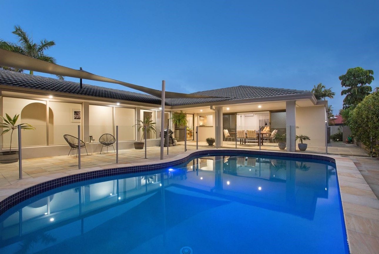 6 Aroona Avenue, Broadbeach Waters QLD 4218