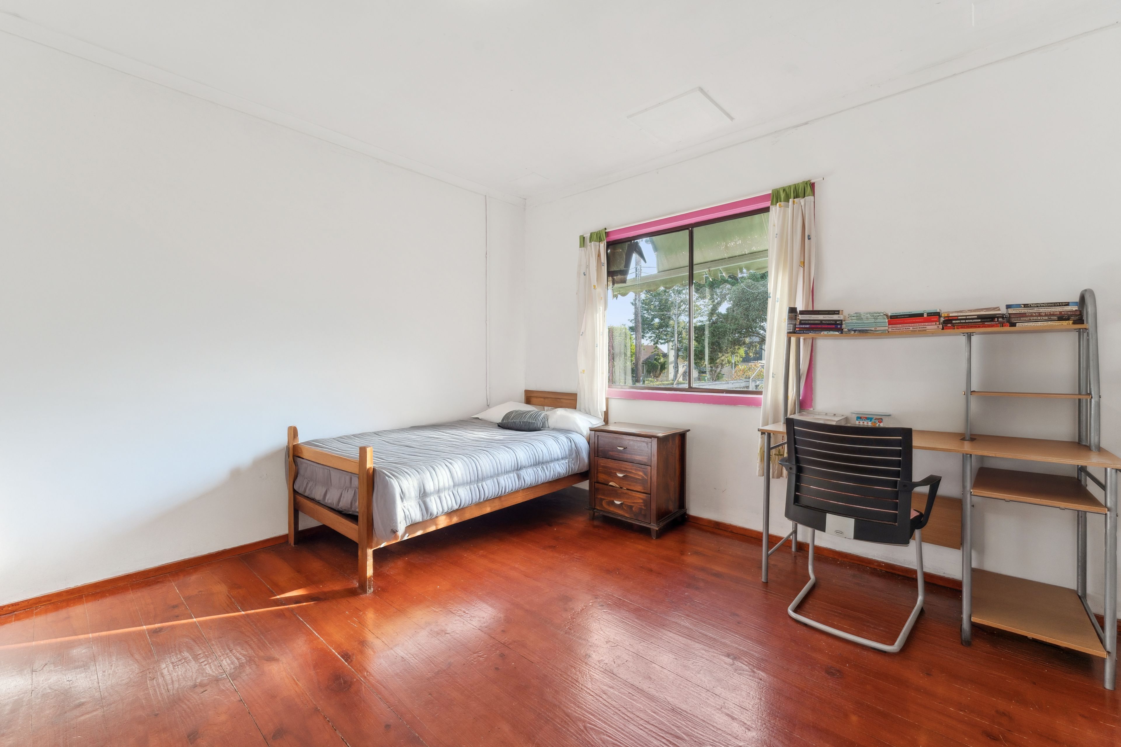 16 Oulton Crescent — photo 7 of 12