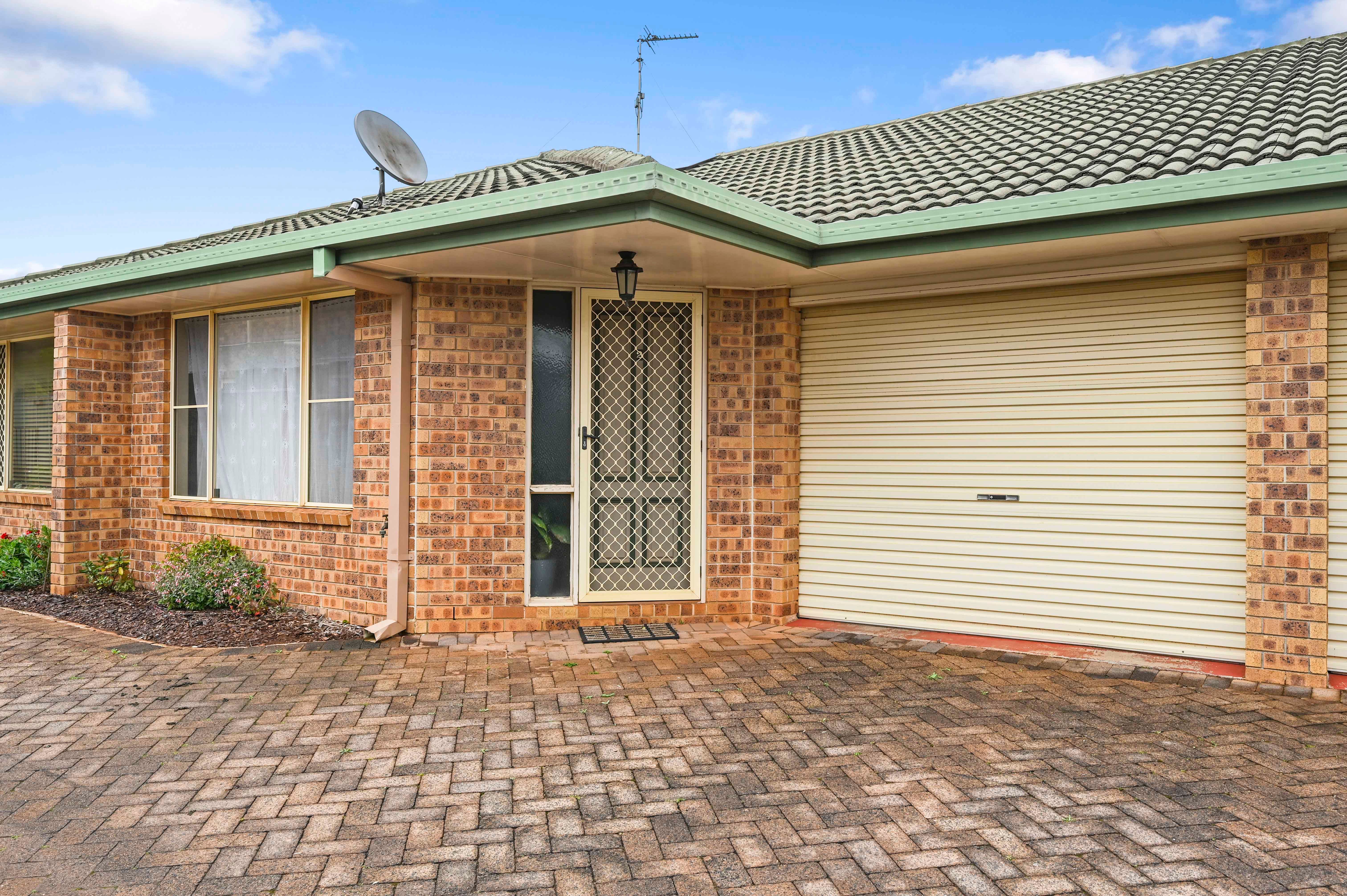 242 Spring Street, Kearneys Spring QLD 4350