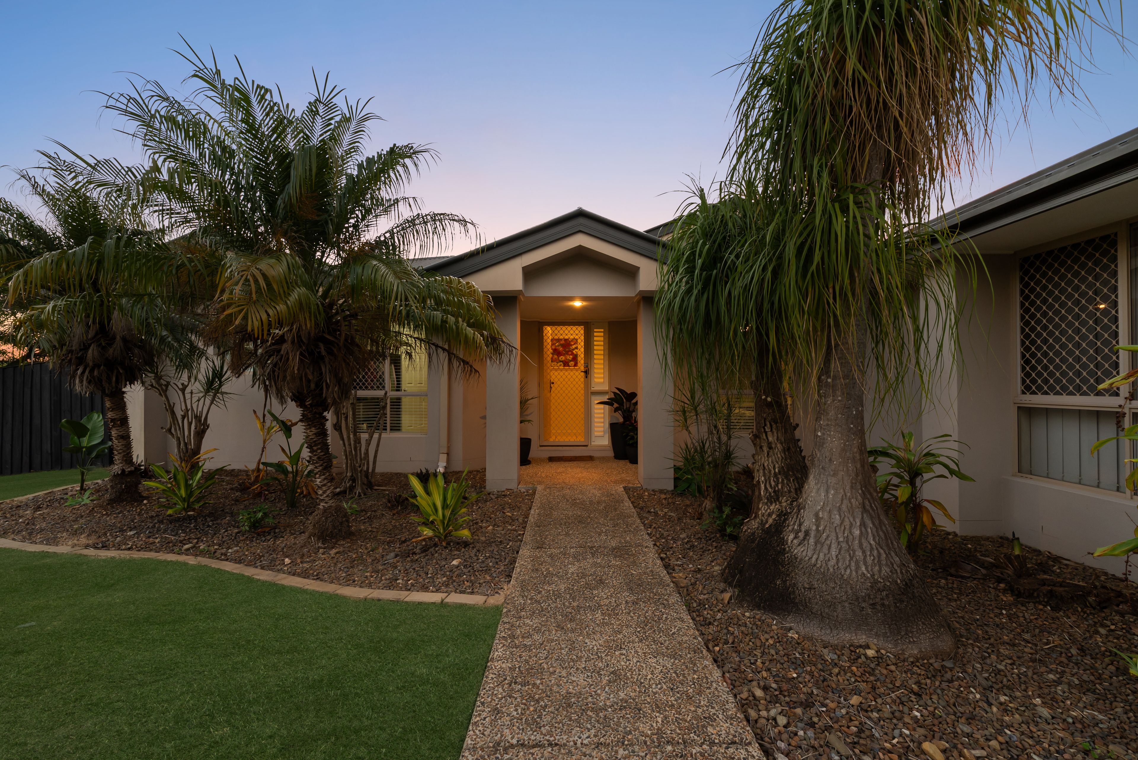 17 Tuggeranong Avenue — photo 2 of 27