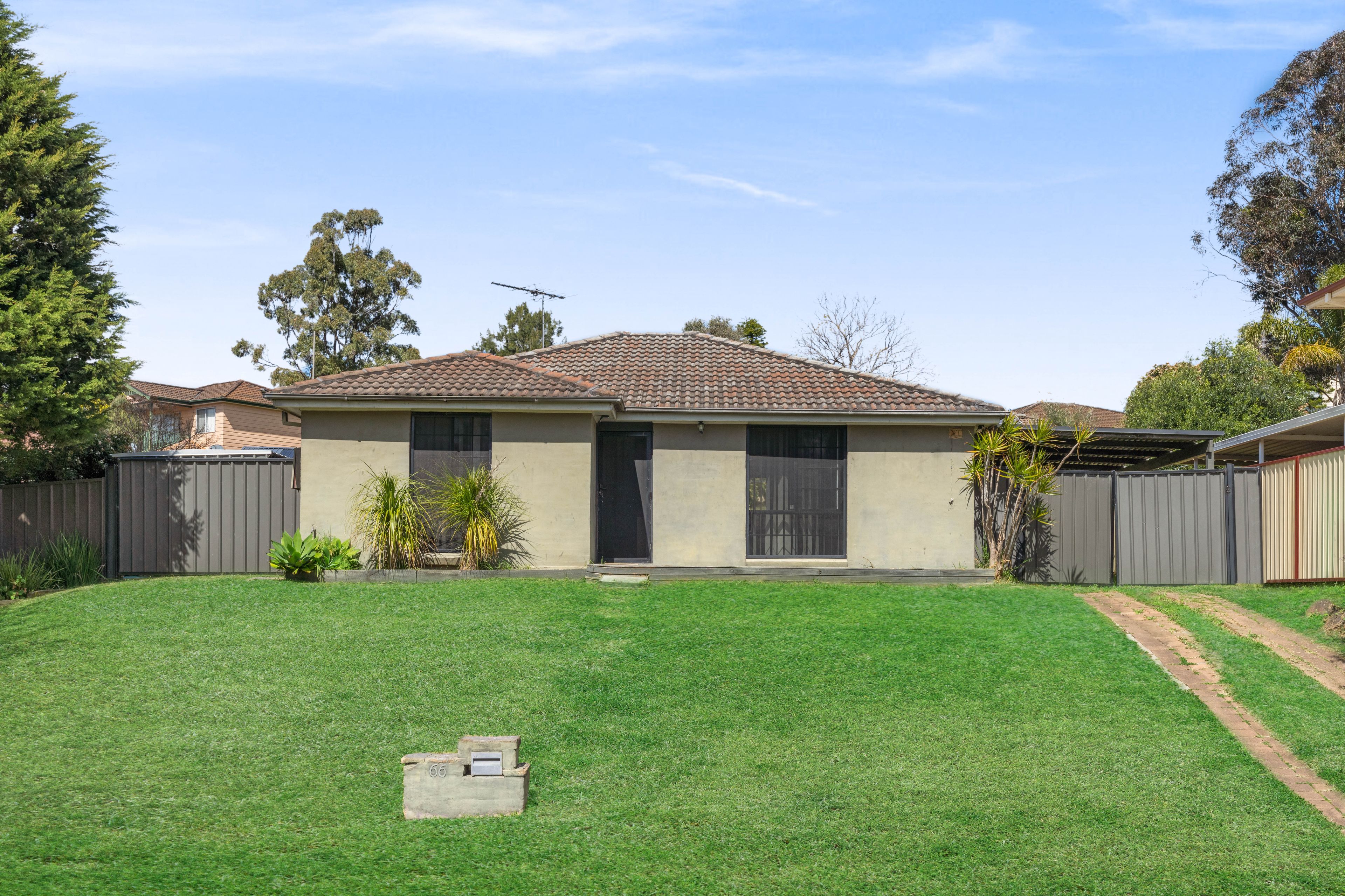 66 Cleopatra Drive, Rosemeadow NSW 2560