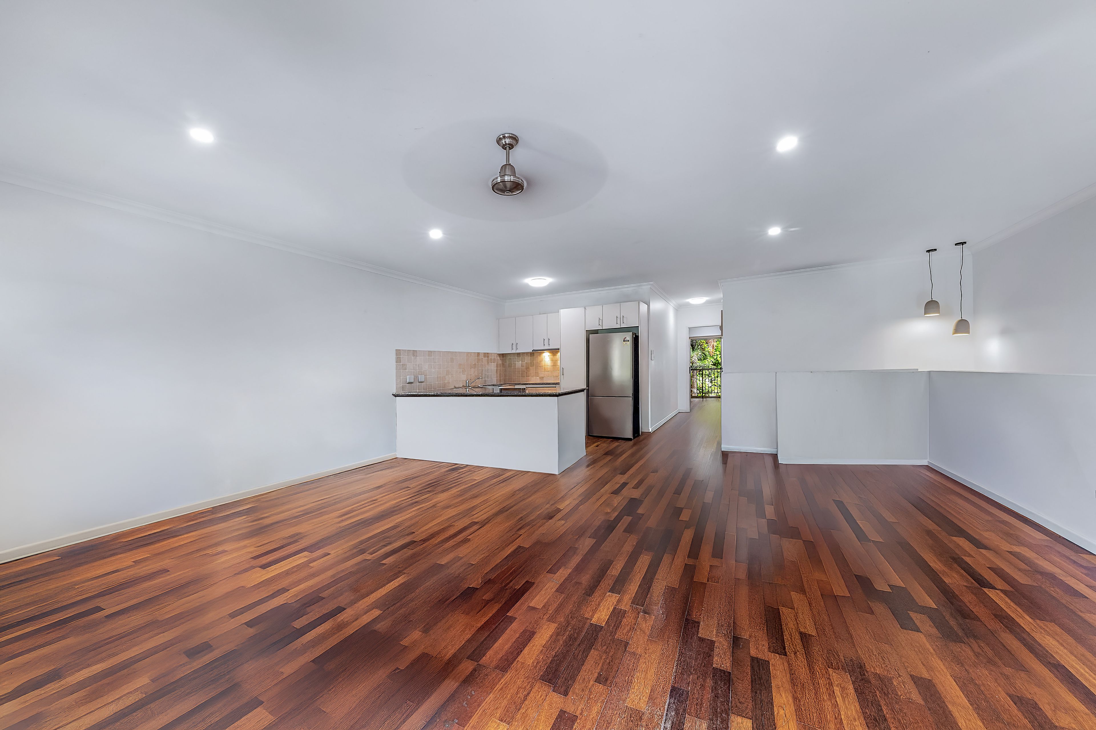 2/21 Shute Harbour Road — photo 7 of 20