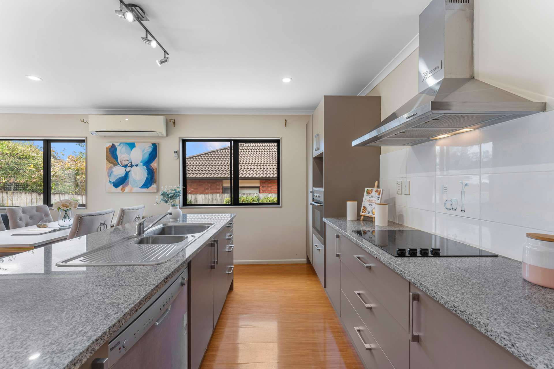 10a Evans Road photo 2