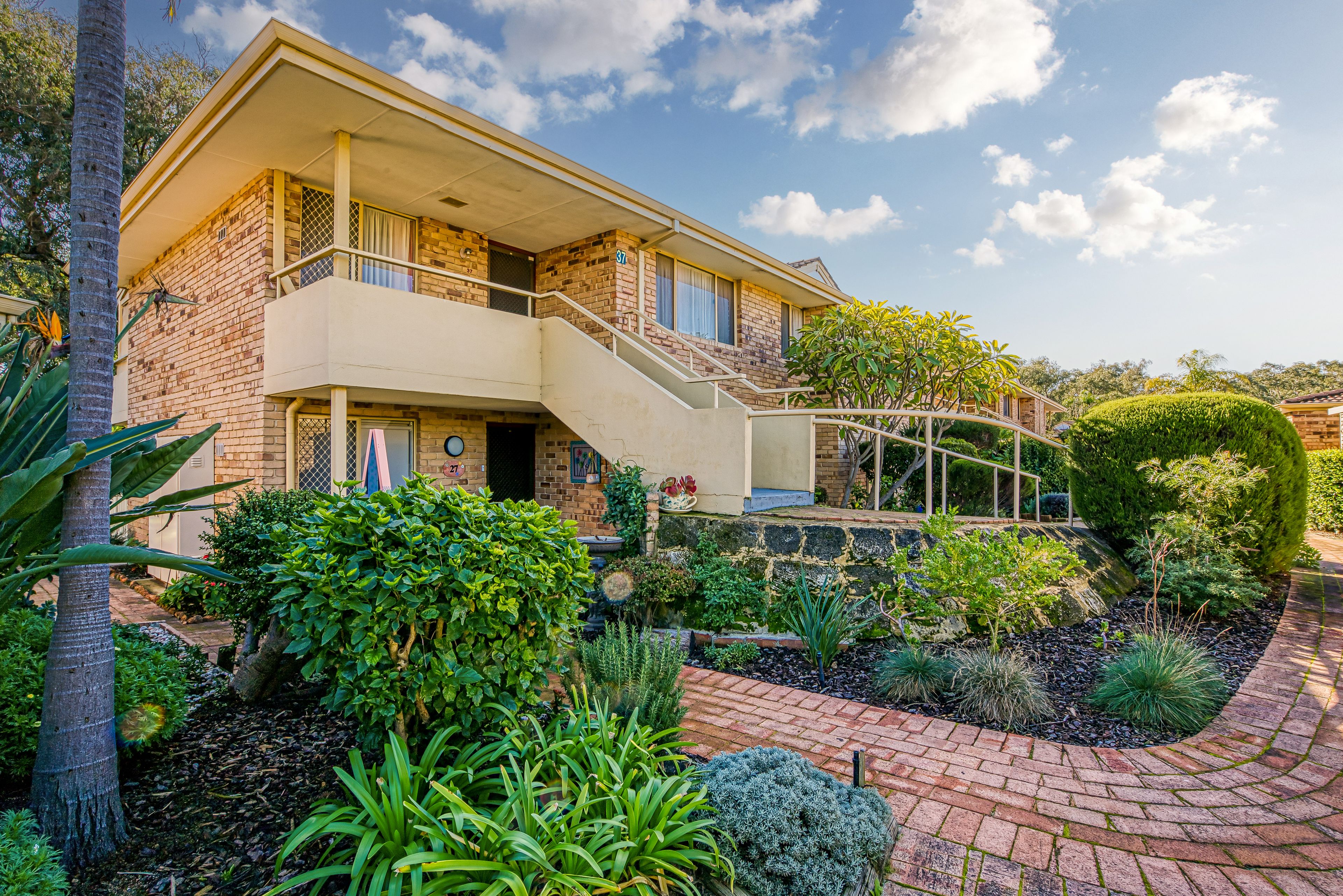 37/24 Southdown Place, Thornlie, WA 6108 Sold Unit Ray White Applecross