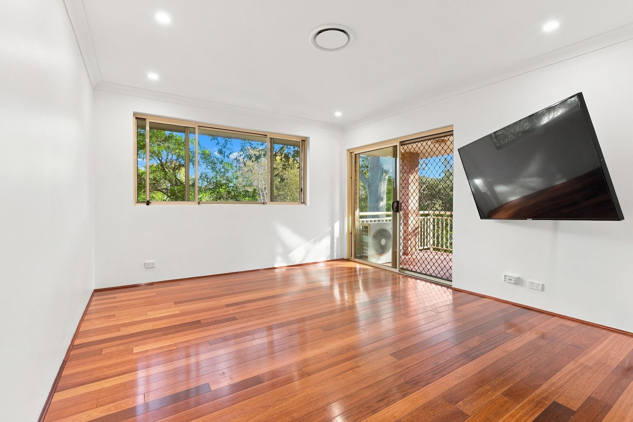 8/67 Graham Road — photo 3 of 15