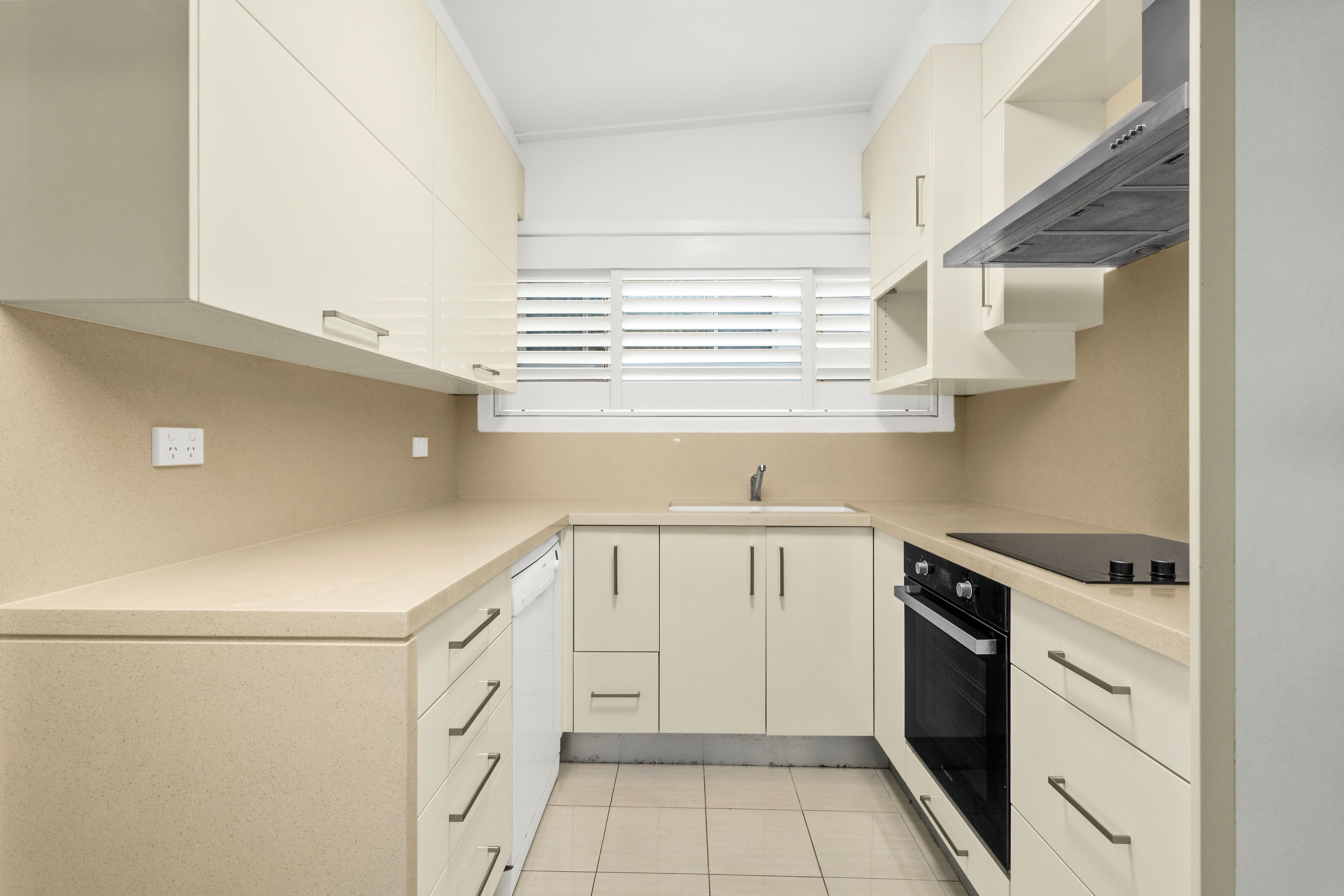 105 Deakin Street — photo 4 of 9