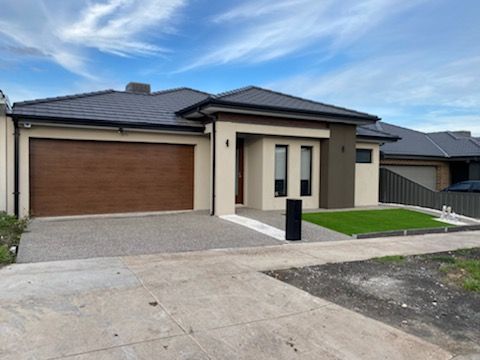 38 Manorwood Crescent — photo 2 of 15