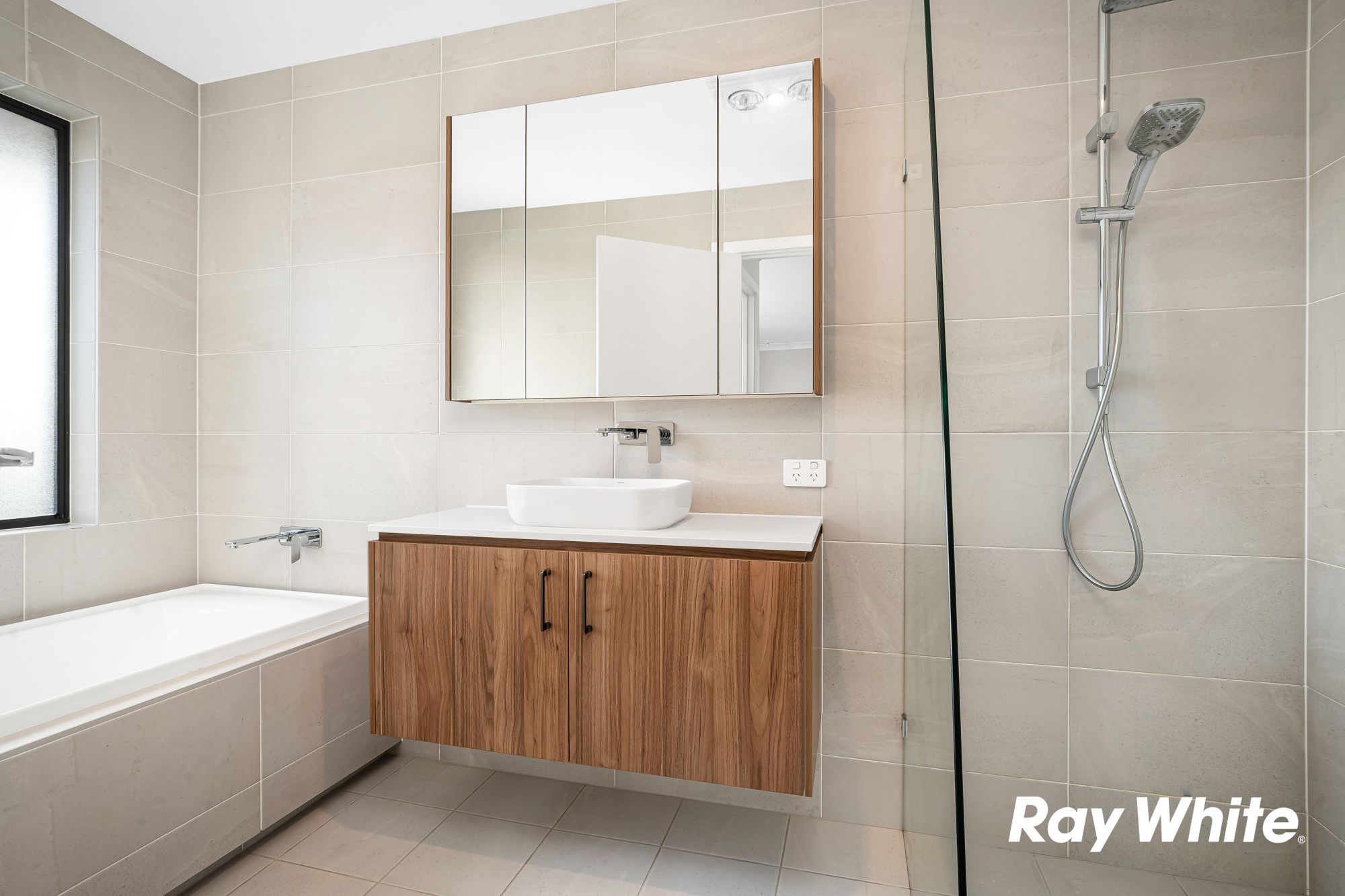 250 Commercial Road — photo 10 of 11
