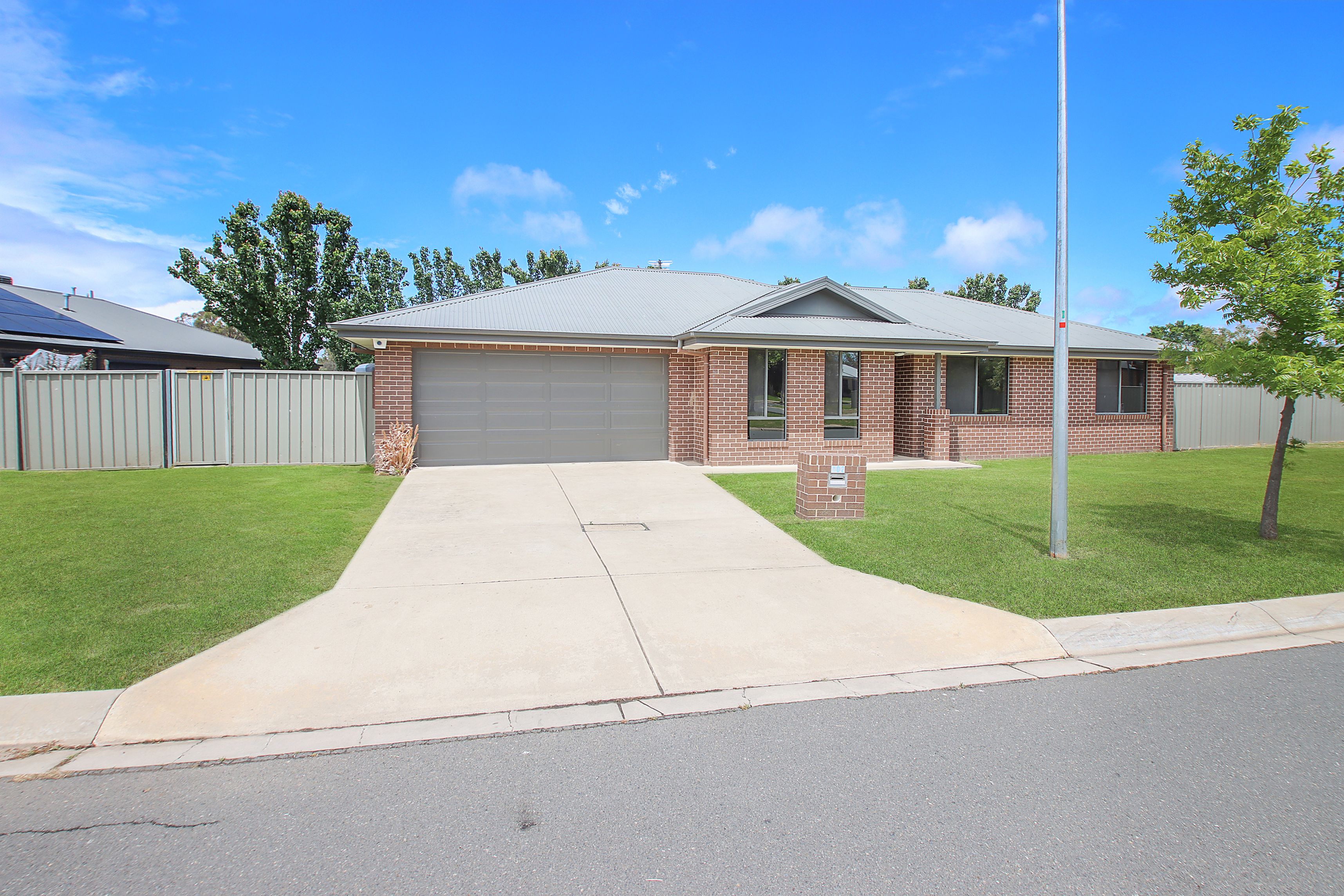 102 Cambridge Drive, Thurgoona, NSW 2640