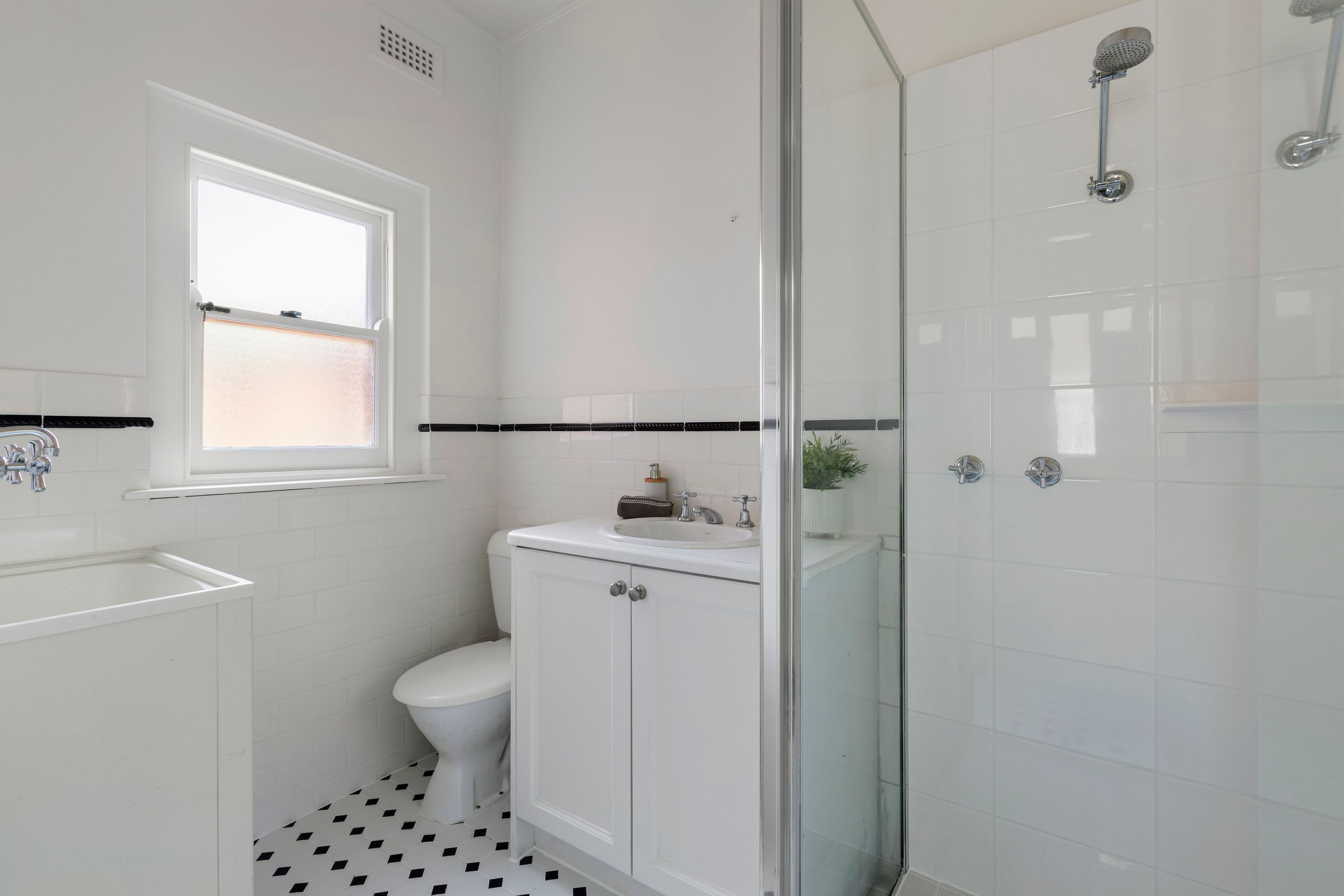 2/2 Irving Avenue — photo 8 of 10