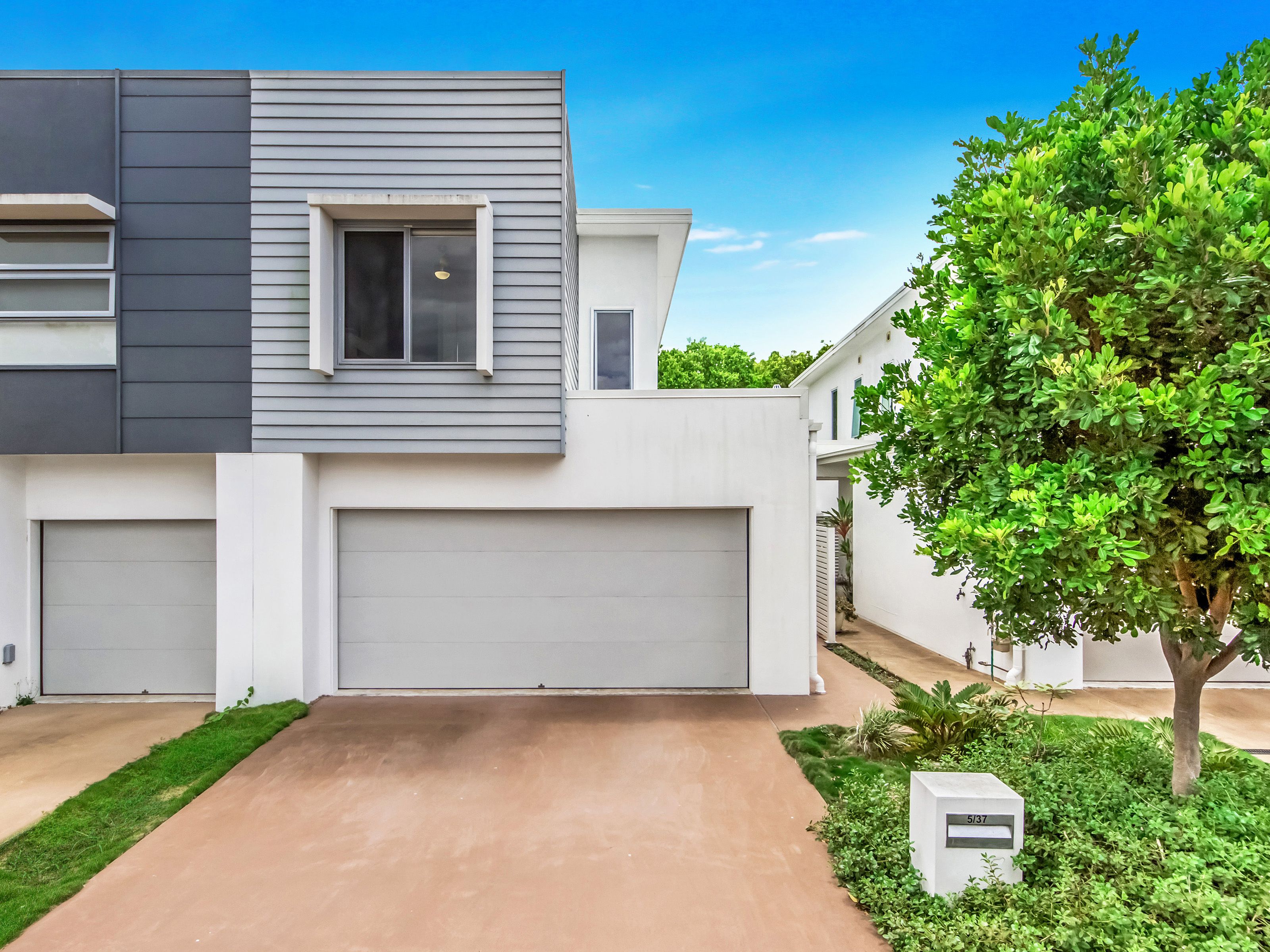 37 Azure Way, Hope Island QLD 4212