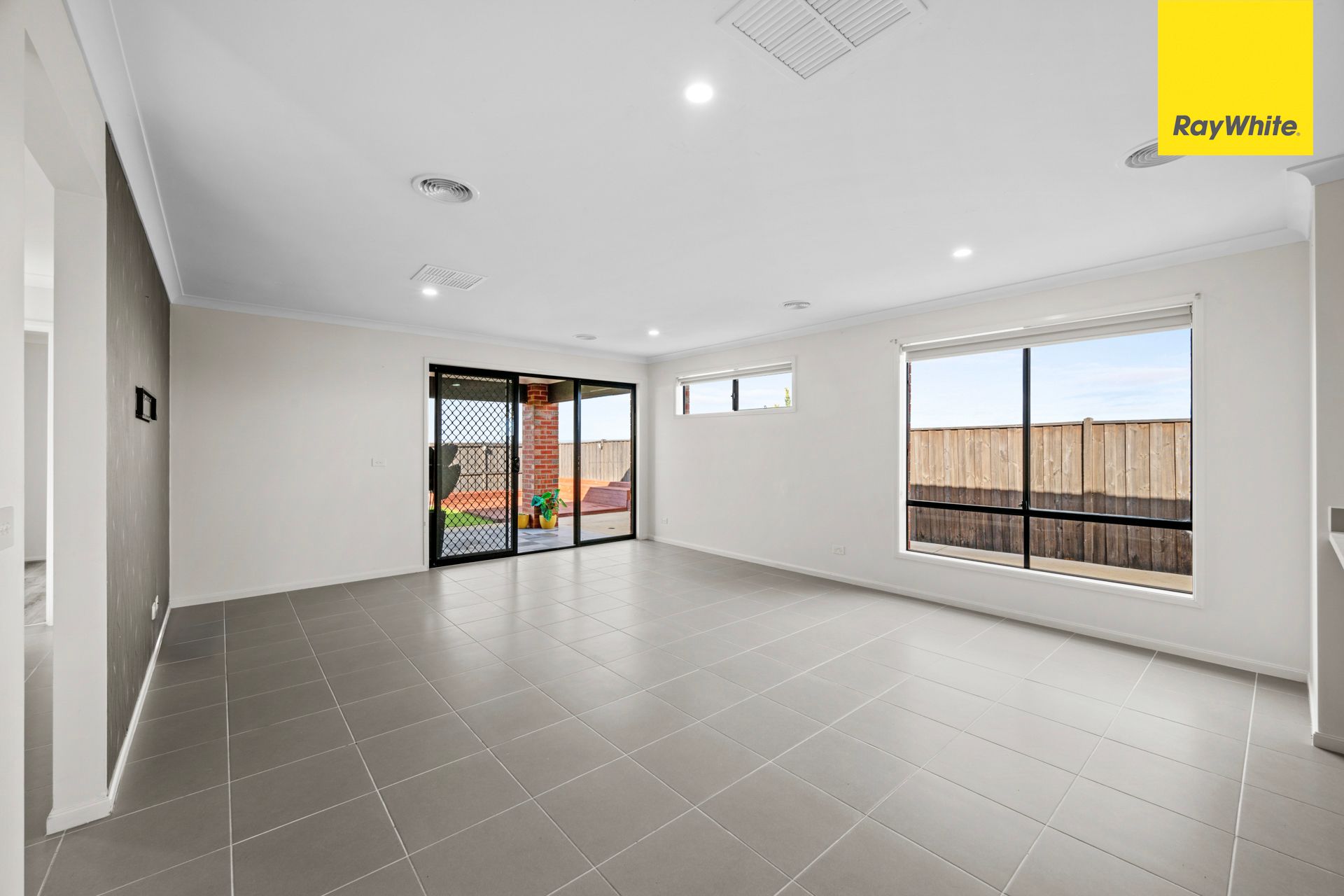 15 Tetbury Avenue — photo 8 of 16