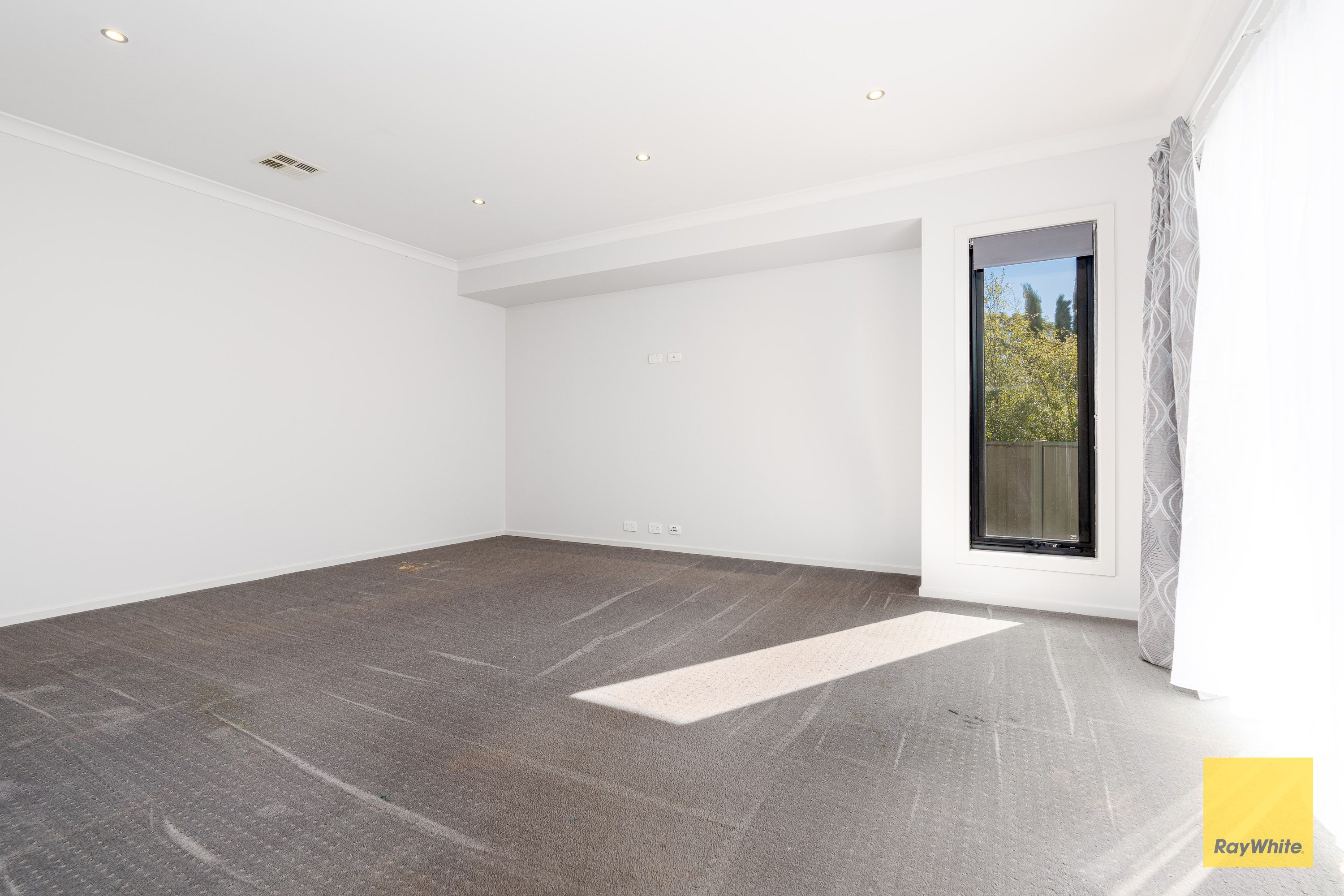 6 Roxburgh Crescent — photo 10 of 21