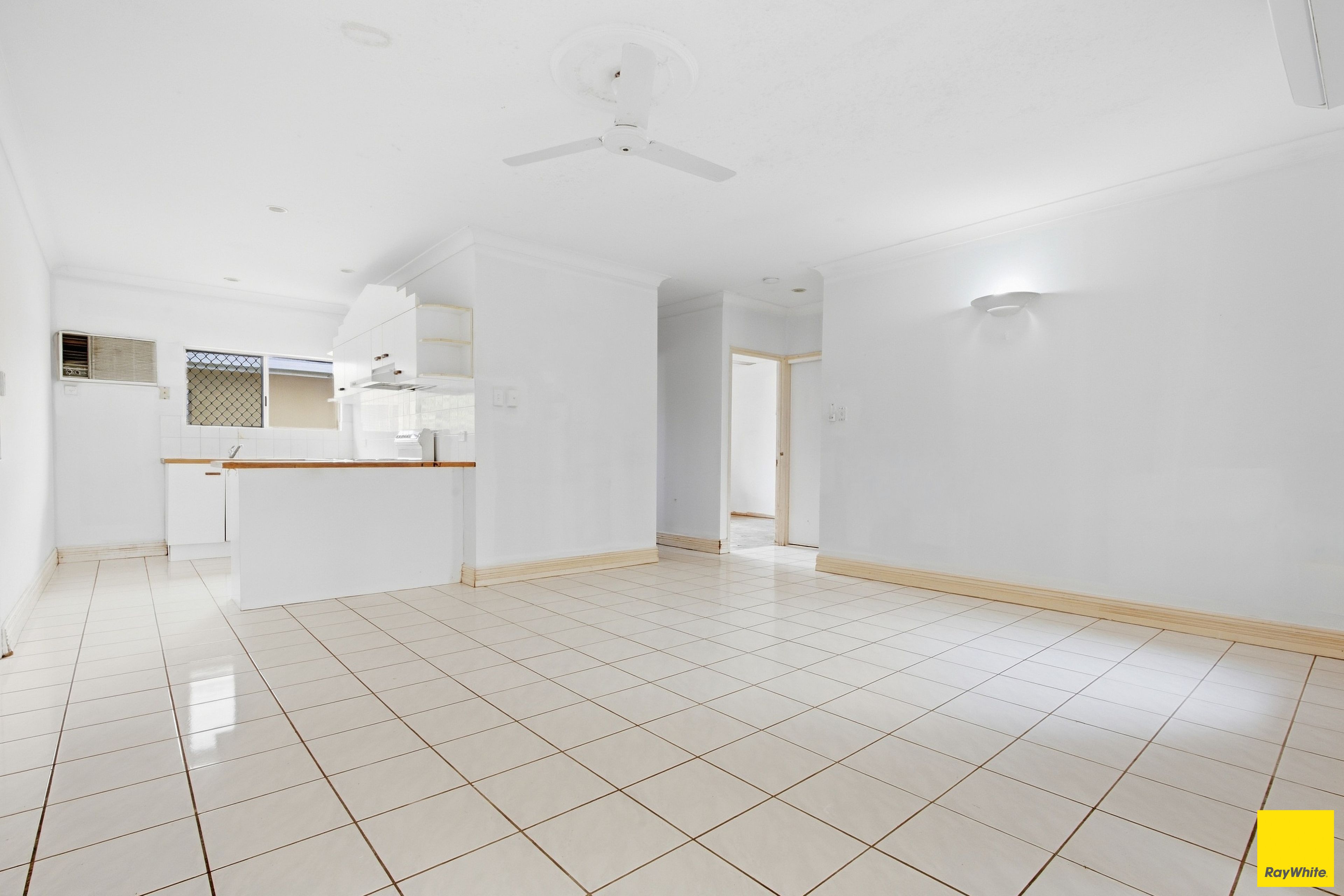 7/2-4 Springfield Crescent — photo 3 of 10
