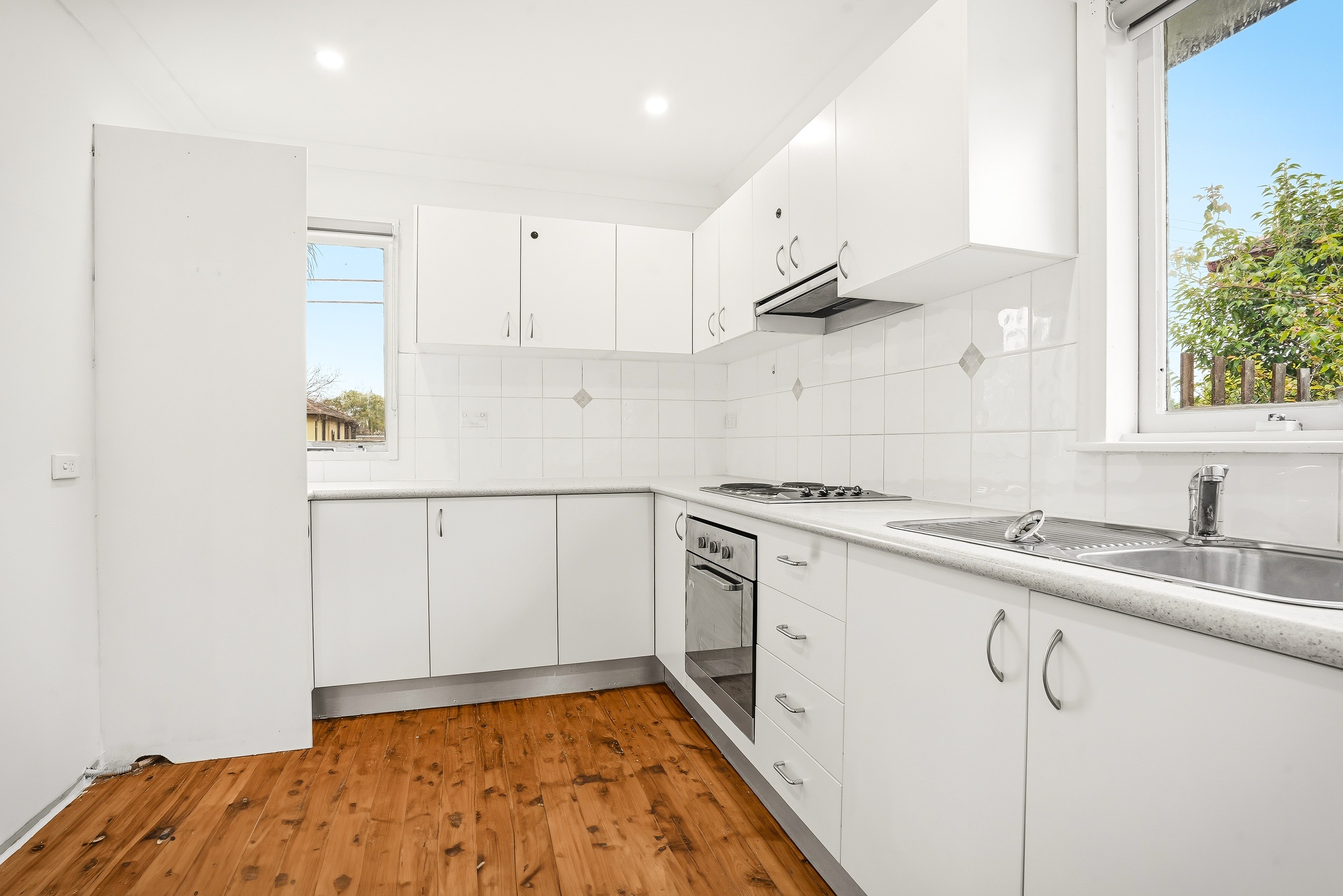 31 Sandakan Crescent, Lethbridge Park, NSW 2770