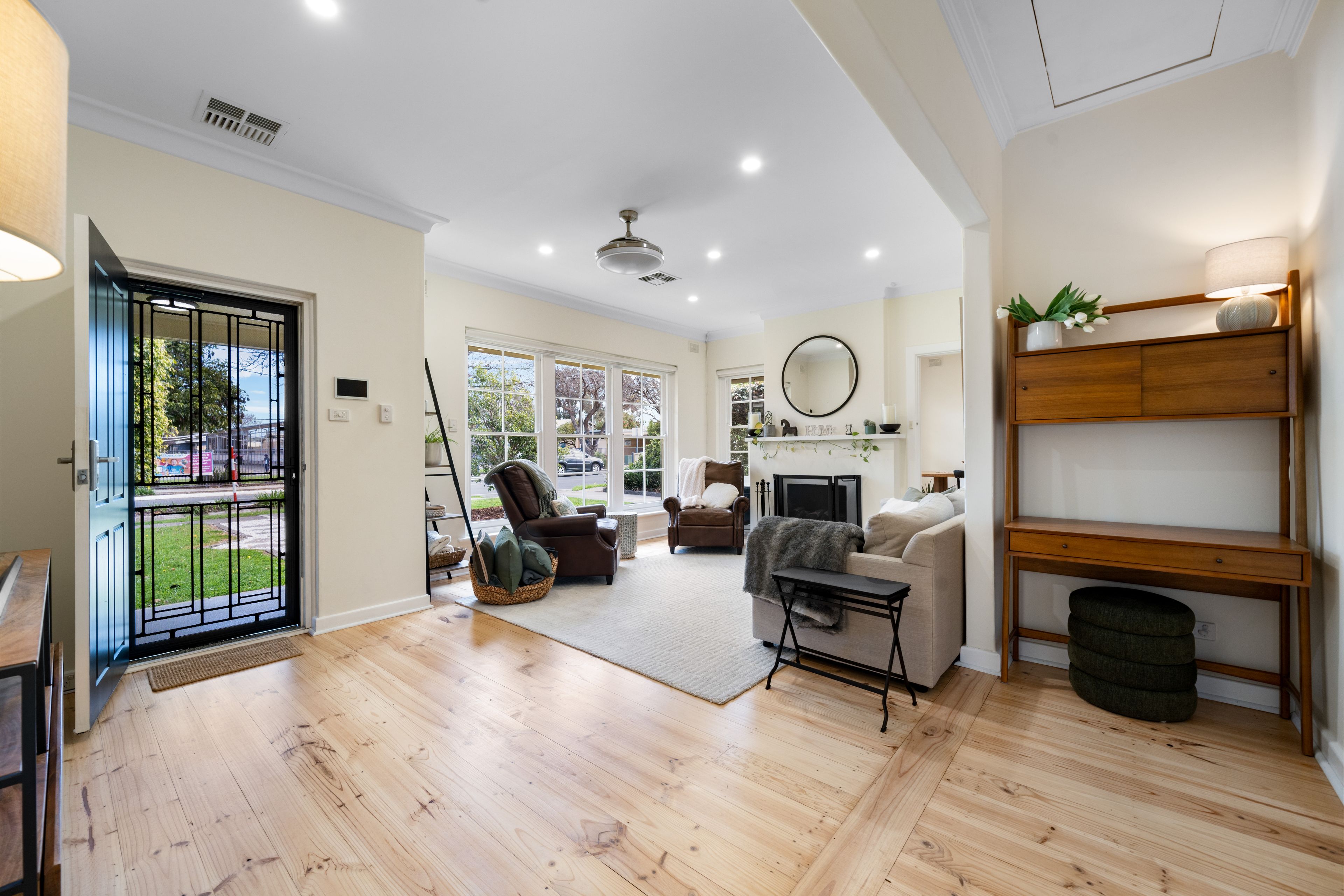 54 Malurus Avenue — photo 3 of 19