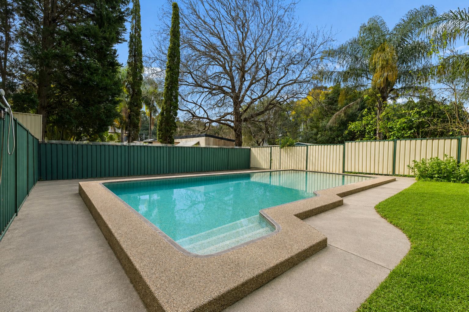 18 Lillian Road — photo 13 of 16