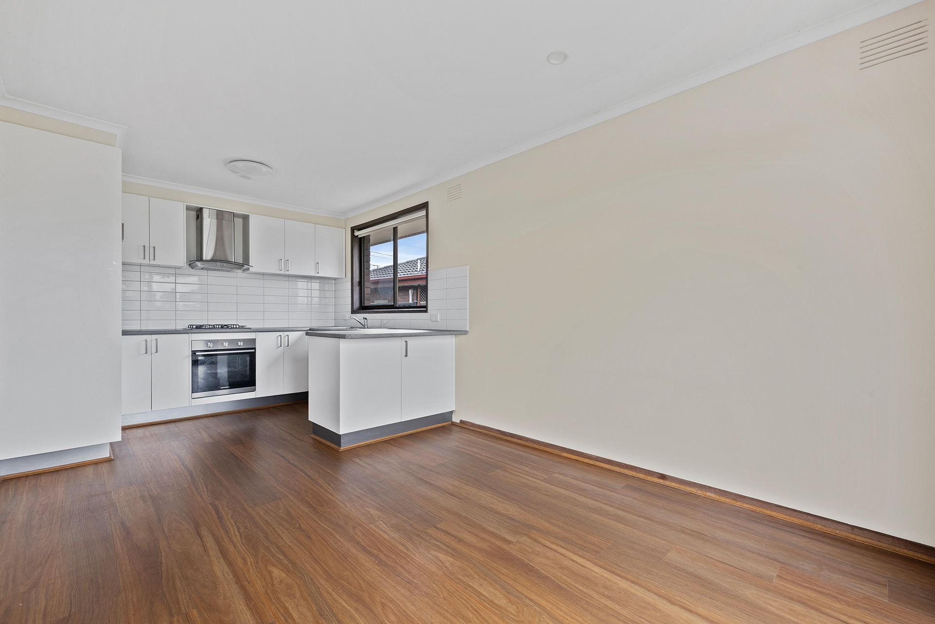 285 Gladstone Road — photo 3 of 10