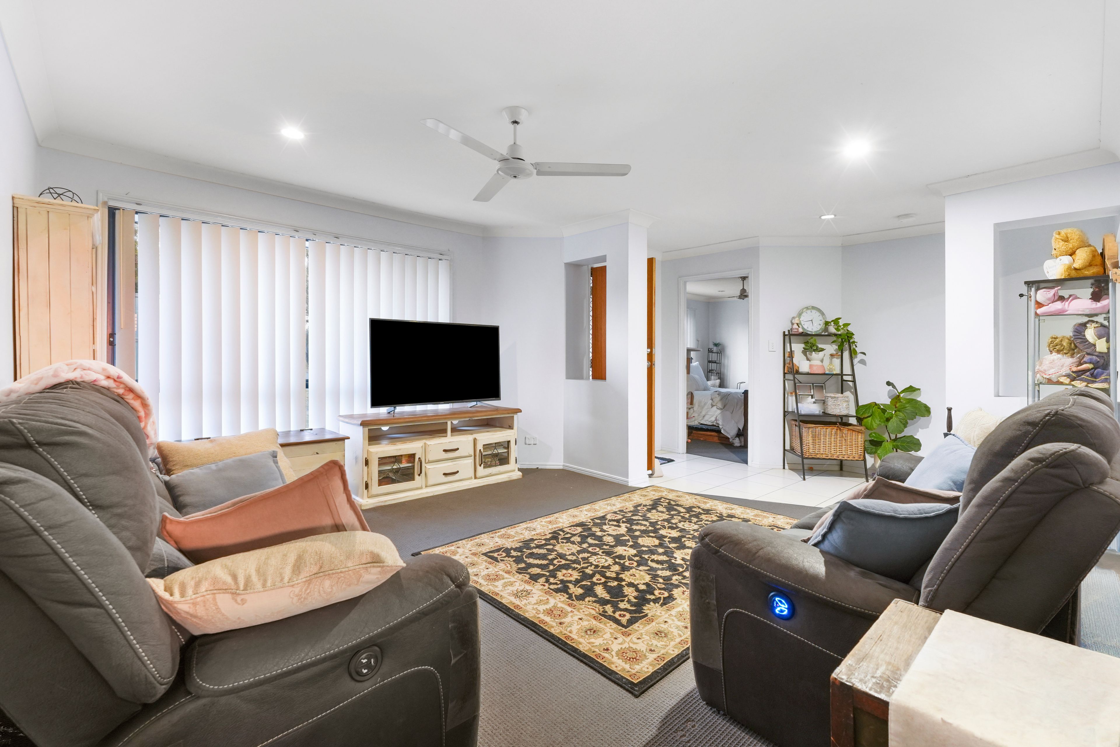 133 Raceview Street — photo 3 of 18