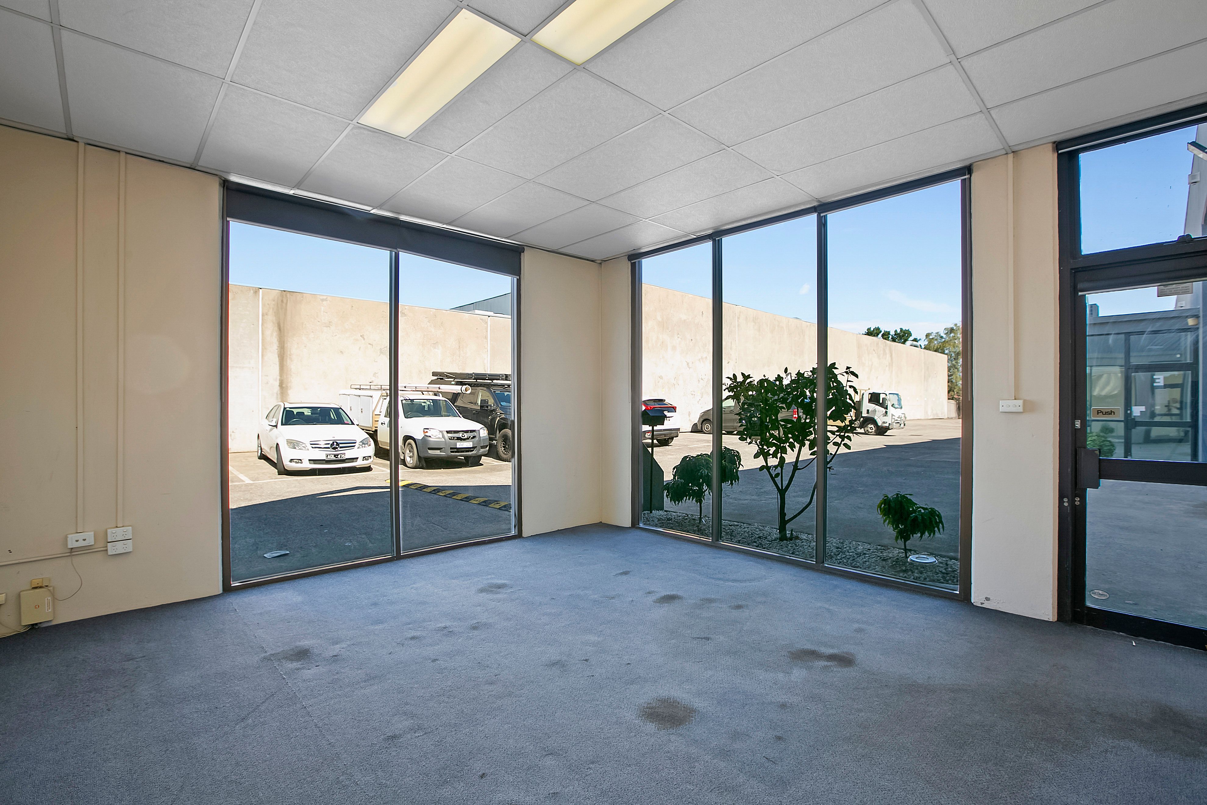 2/11 Macquarie Drive, Thomastown, VIC 3074