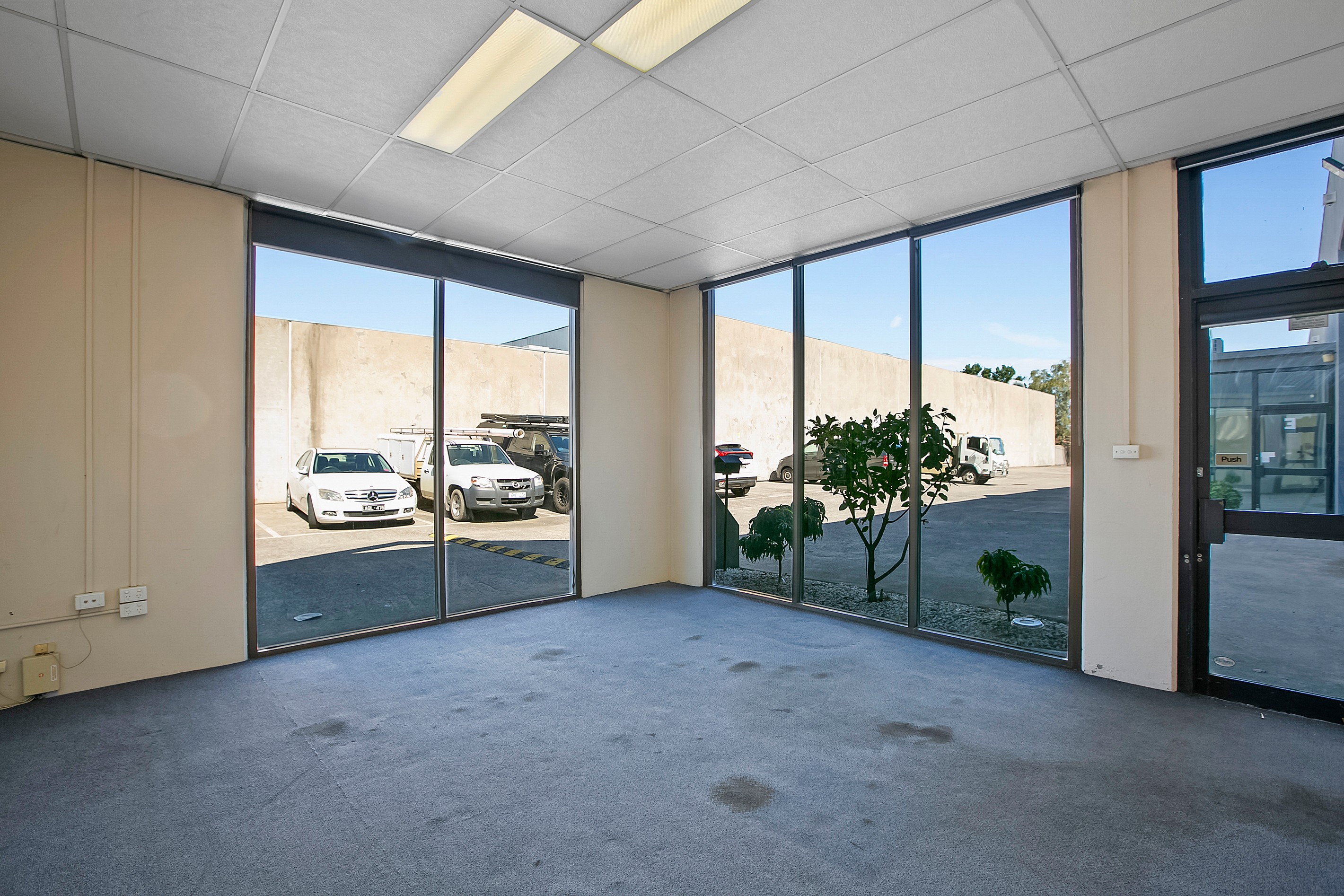 2/11 Macquarie Drive, Thomastown, VIC 3074
