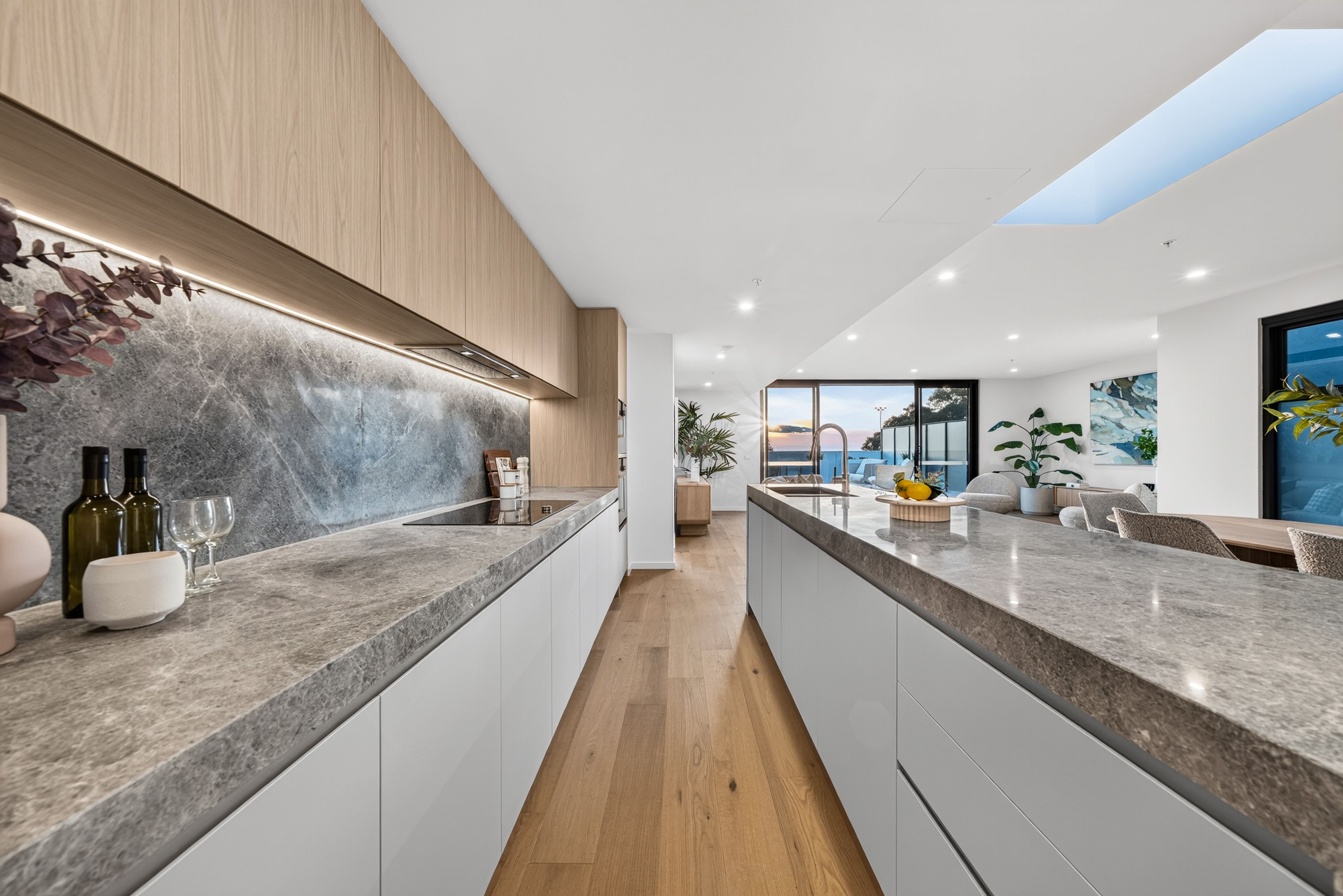 302/76 Beach Road — photo 11 of 27