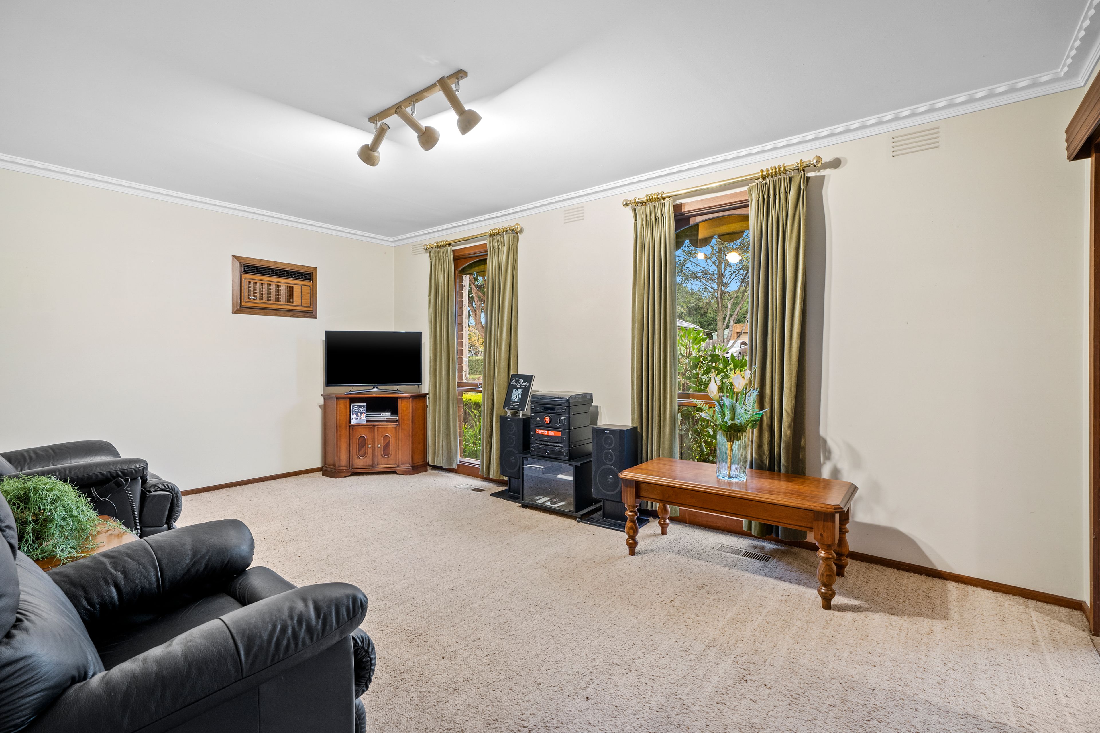 62 Folkstone Crescent, Ferntree Gully, VIC 3156