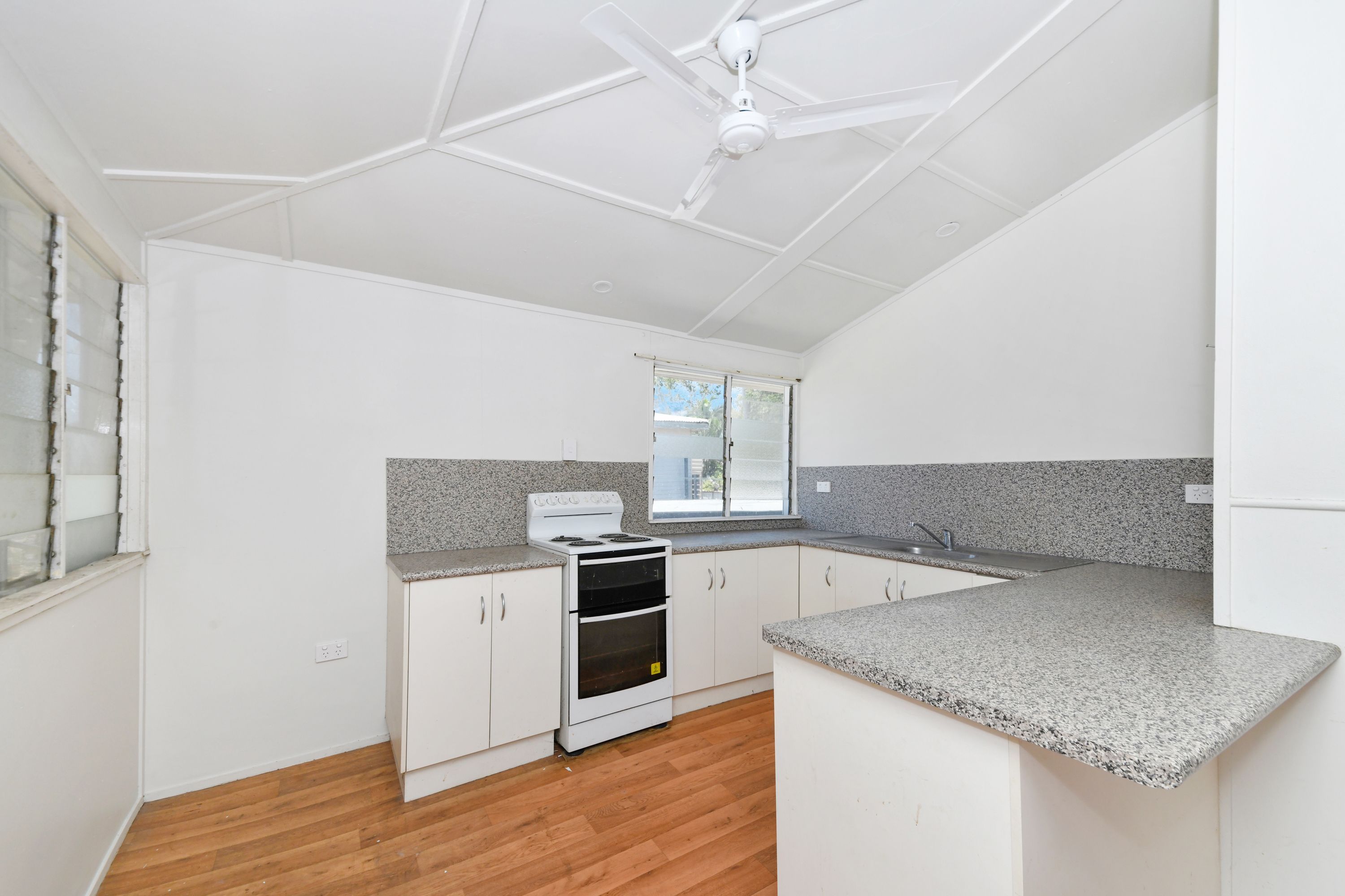 2/128 Kings Road, Hyde Park, QLD 4812