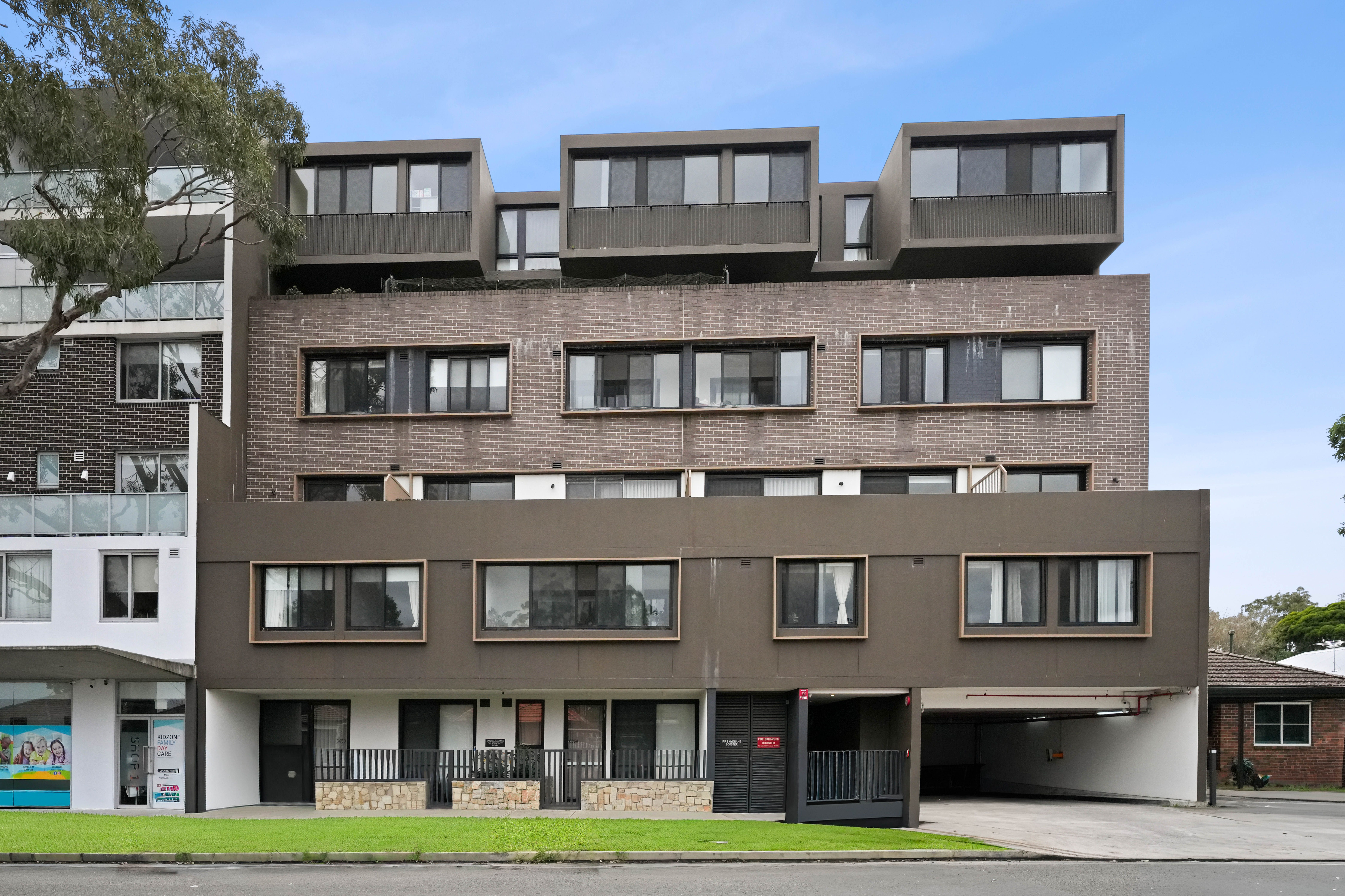 208/9 Weyland Street — photo 3 of 14