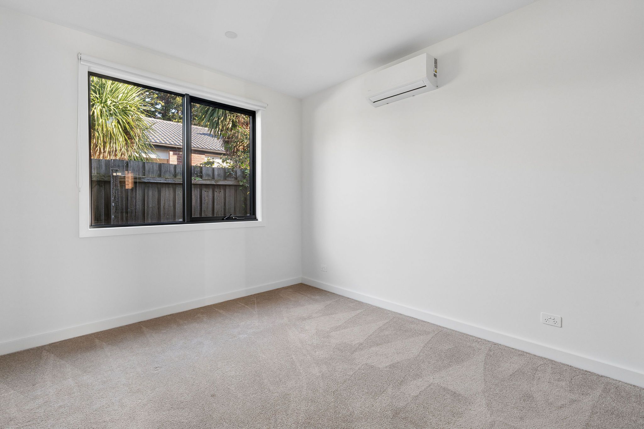 2/11 Lorraine Avenue — photo 11 of 12