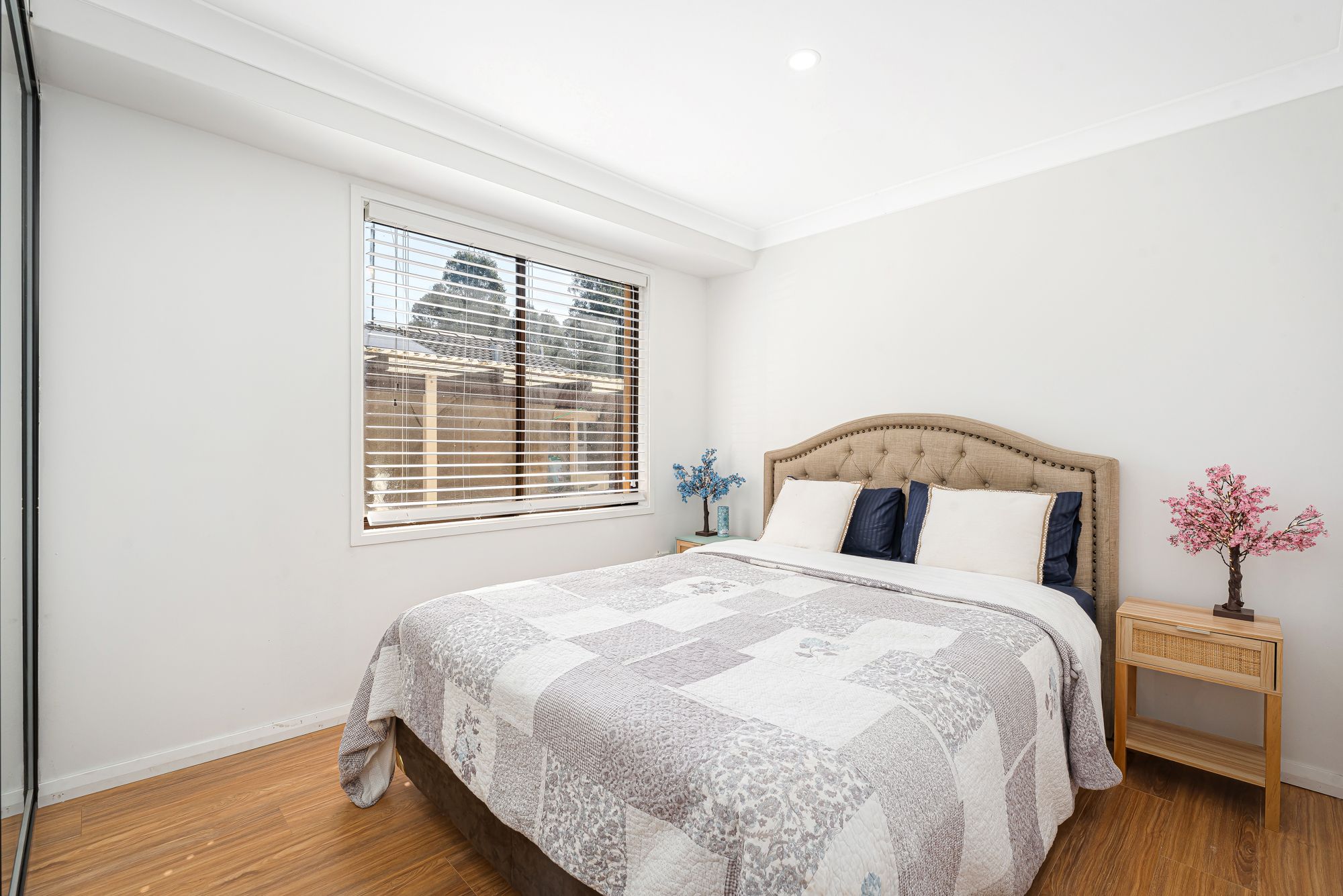 19 Chaplin Crescent — photo 10 of 15