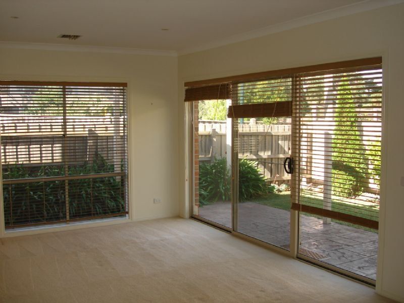 8 Woodlands Grove, Mitcham, VIC 3132