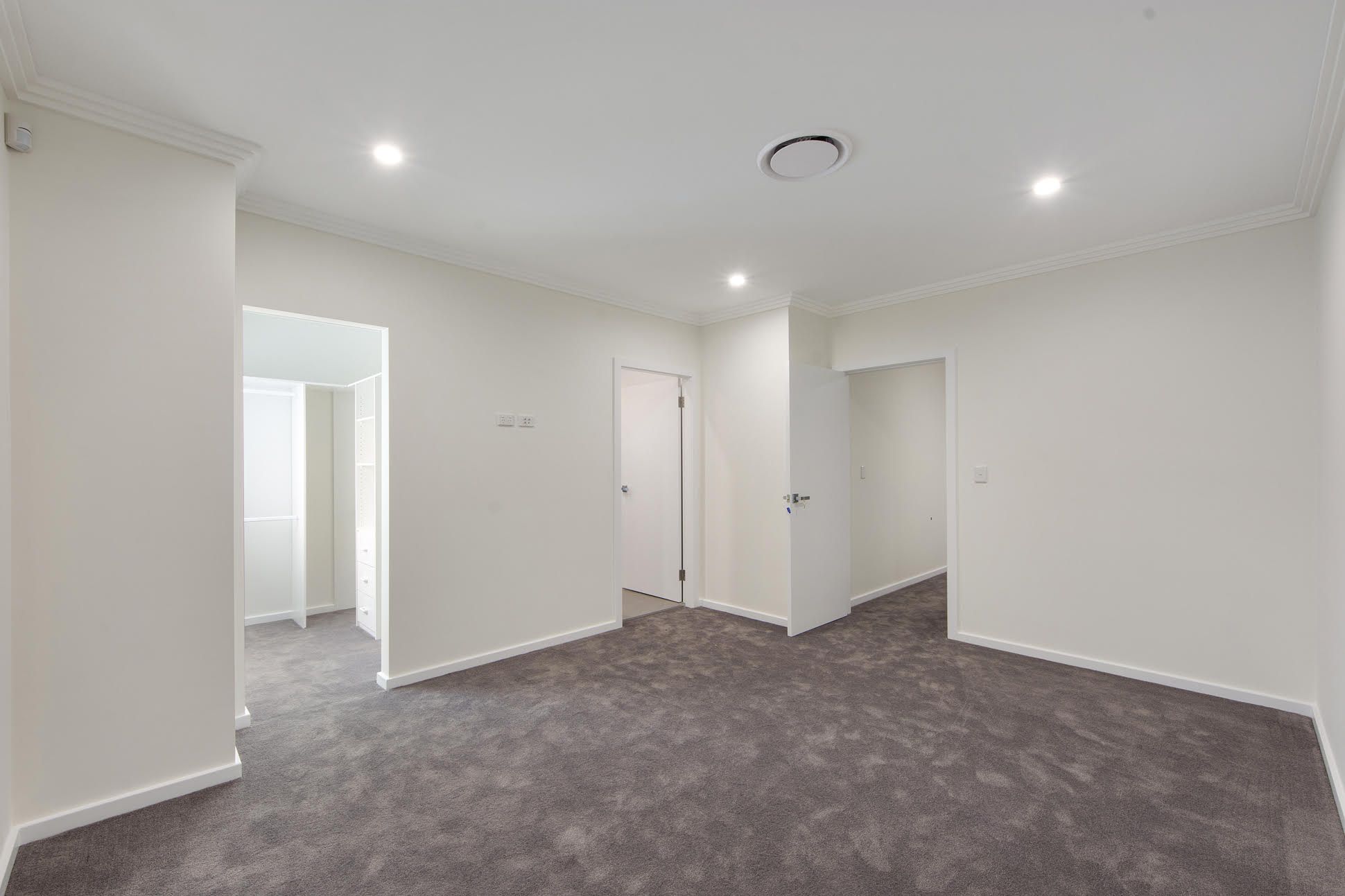 8 Hilltop Crescent — photo 7 of 10