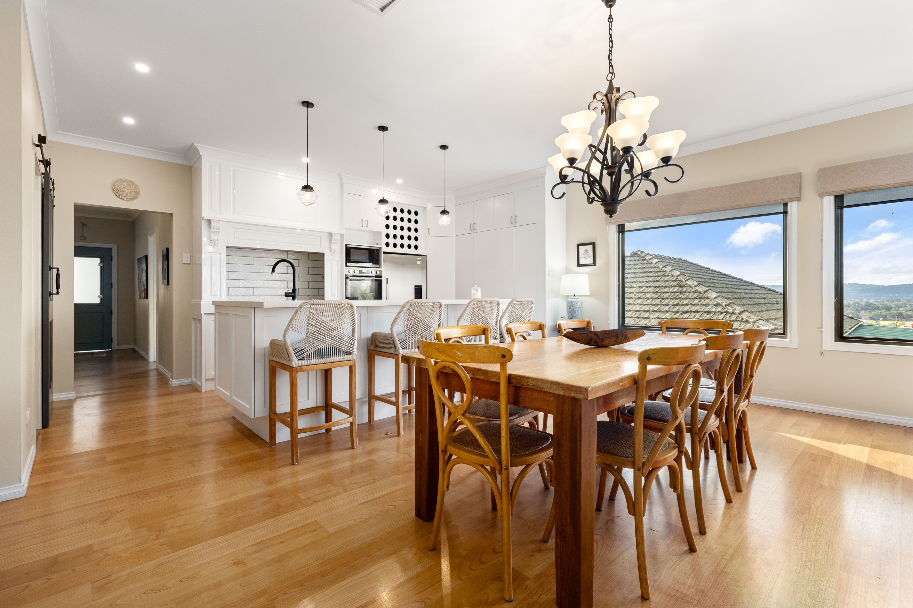 586 Whinray Crescent — photo 12 of 25