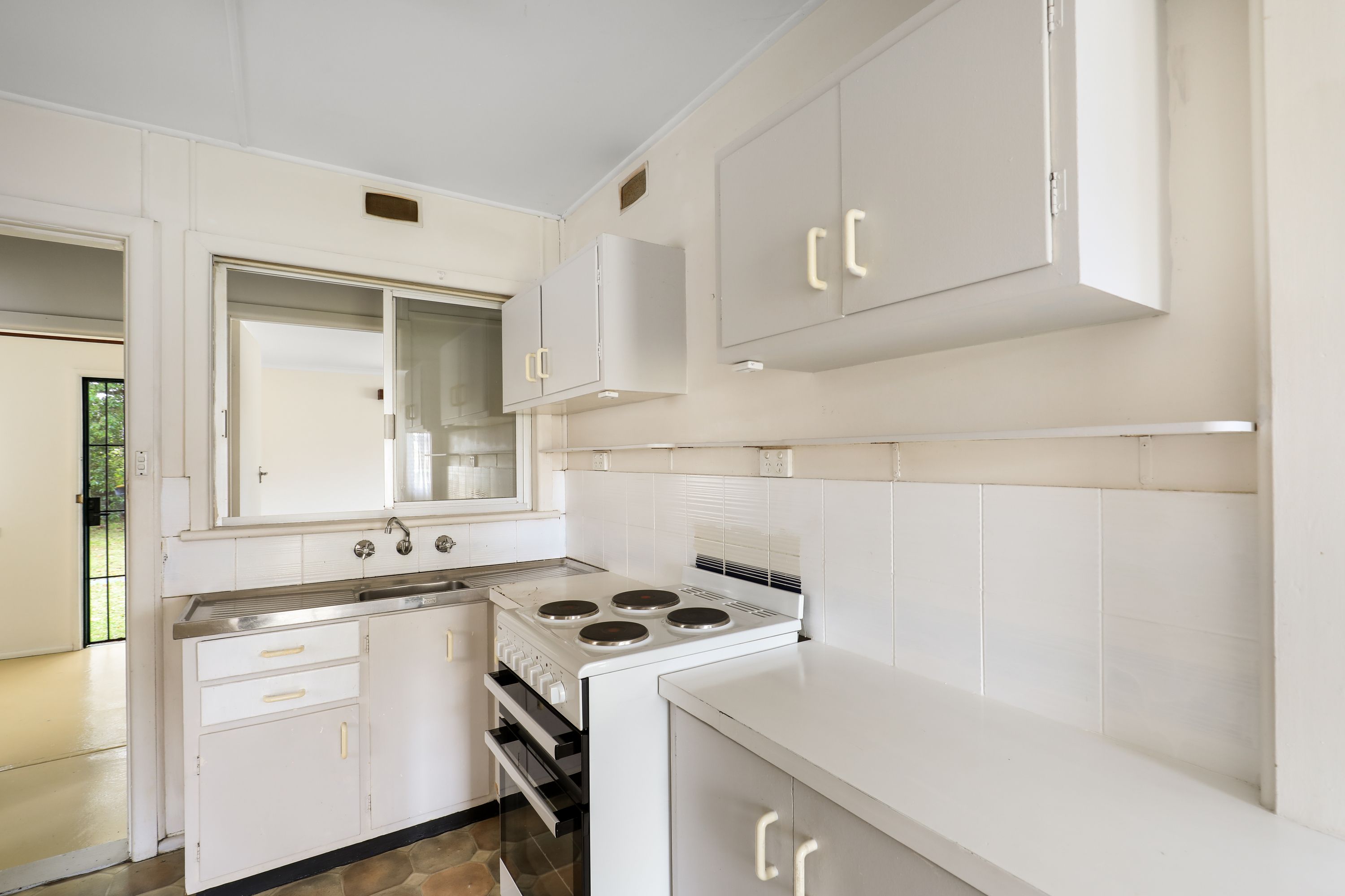 16 Elaine Avenue — photo 3 of 14