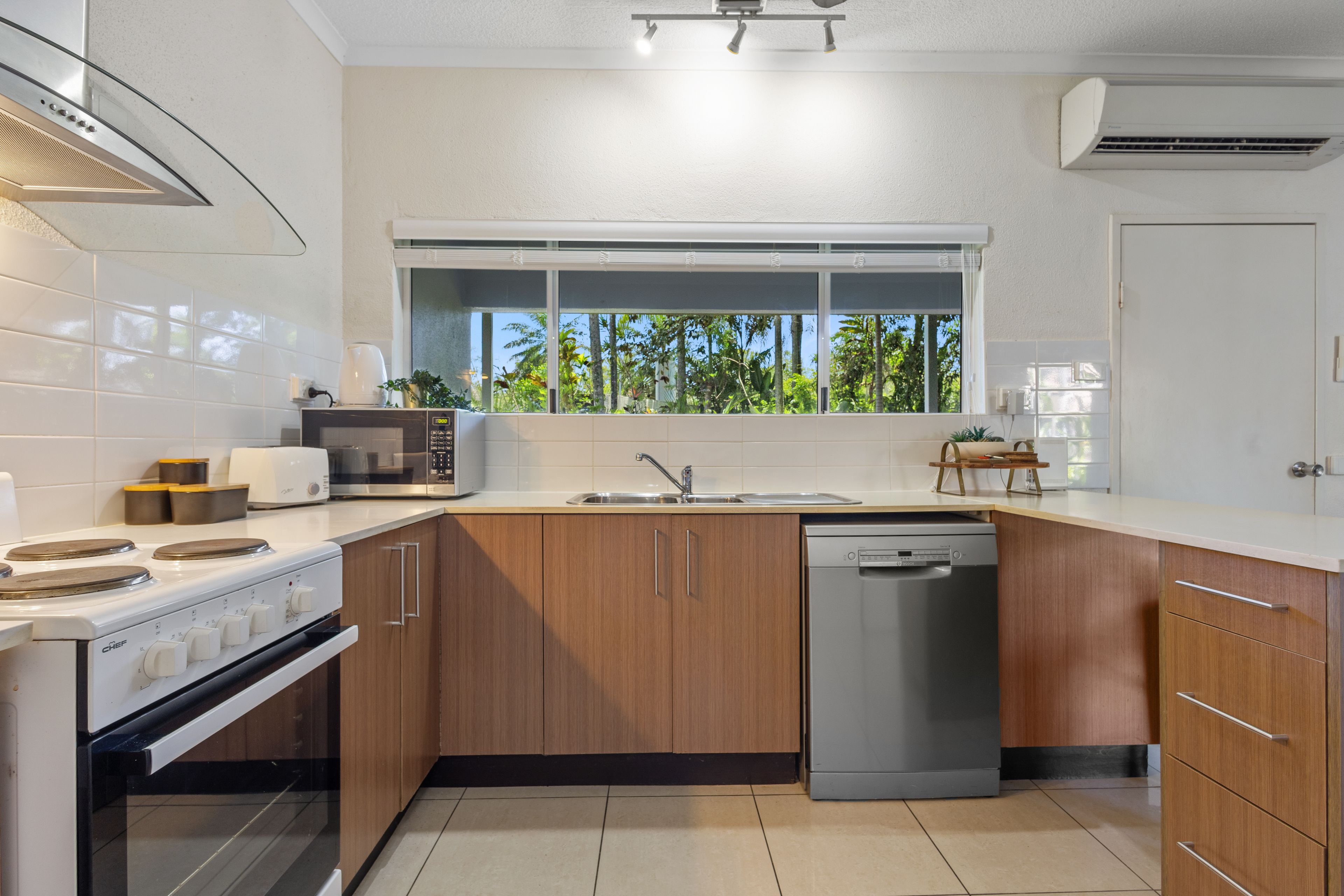 1/121-137 Port Douglas Road — photo 3 of 28