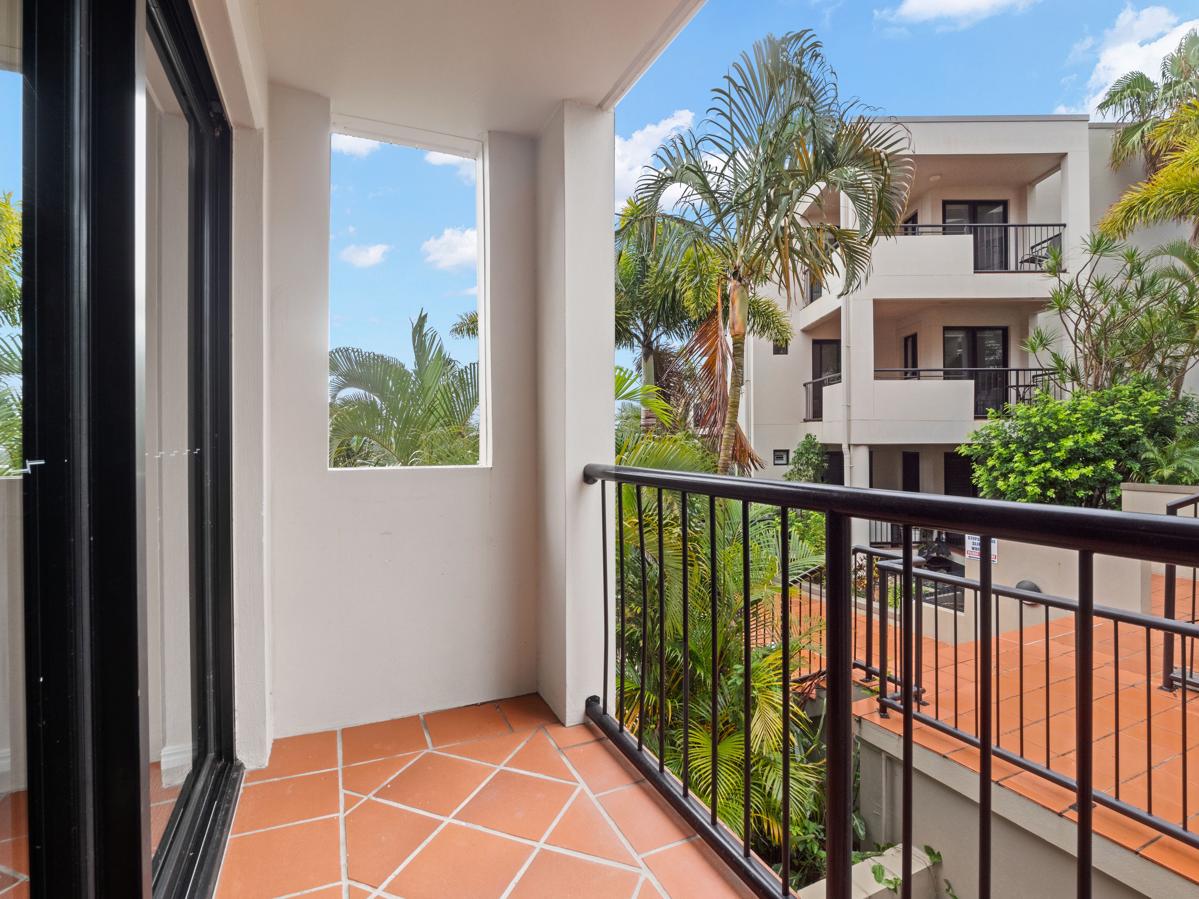 E27/1 Great hall Drive, Miami, QLD 4220