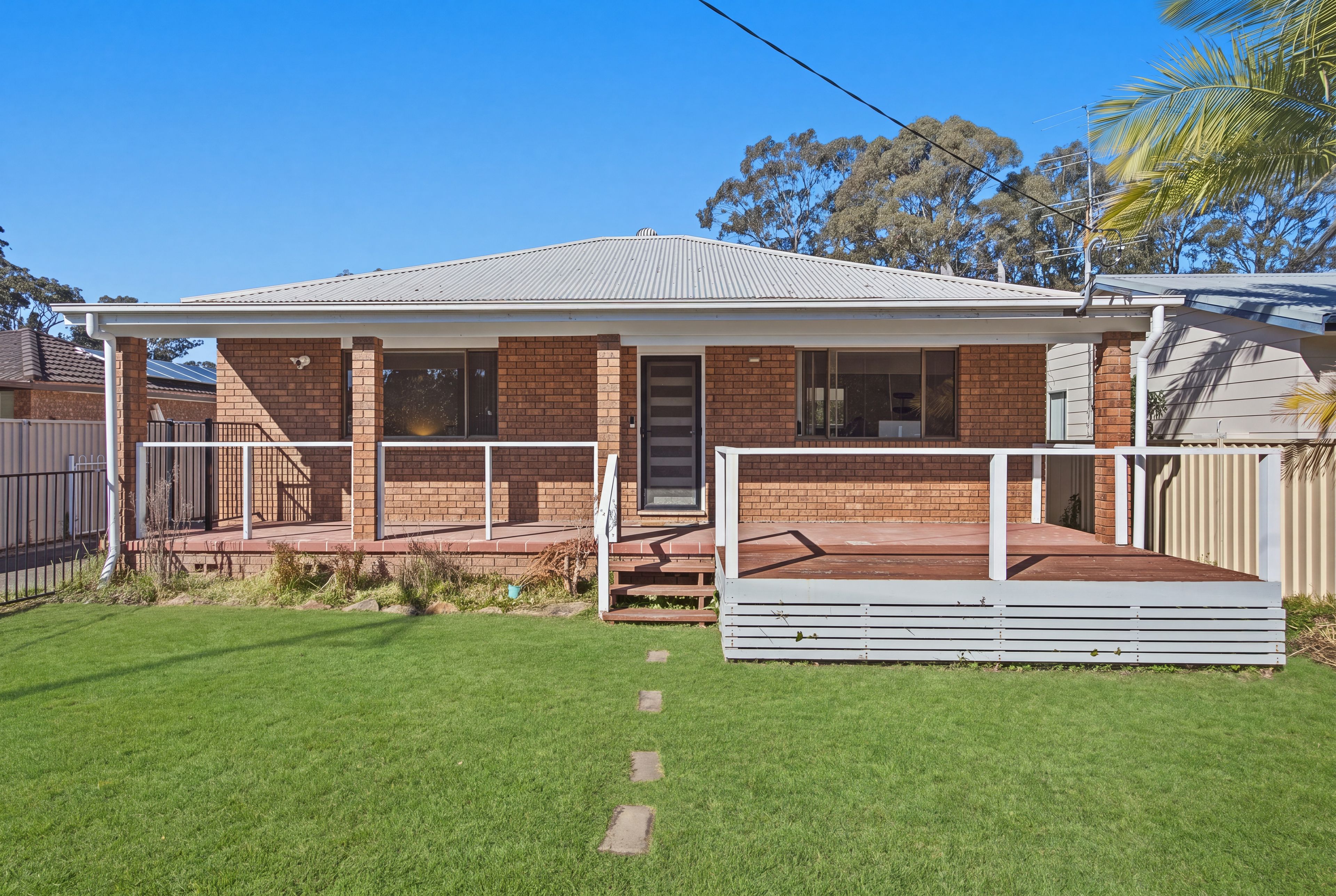 27 & 27a Cadonia Road — photo 4 of 23