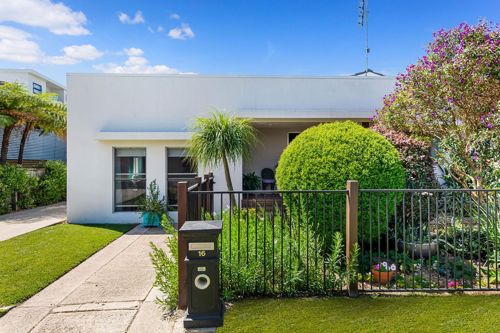 16 Broadwater Avenue, Maroochydore, QLD 4558