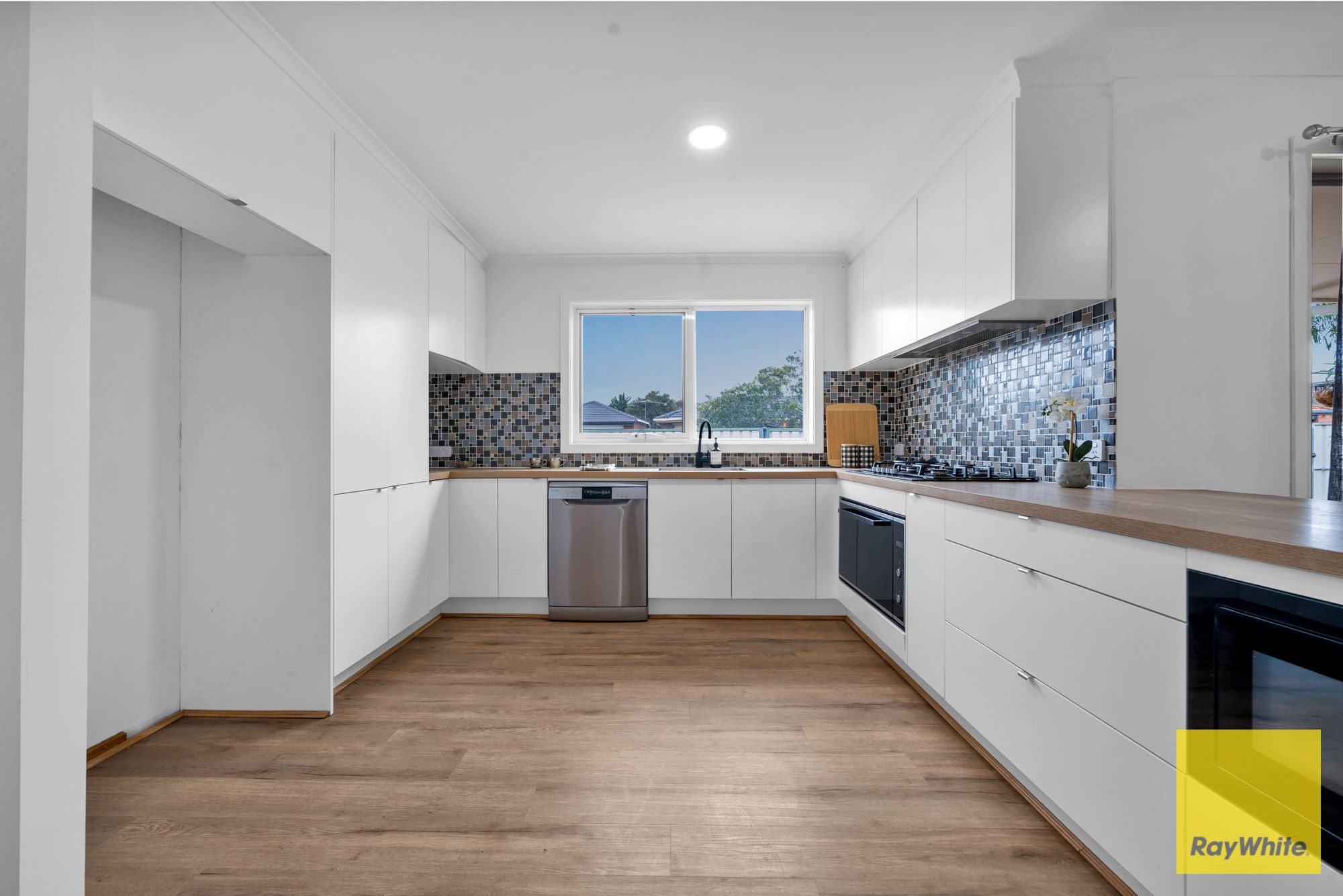 10 Ashton Crescent — photo 8 of 30