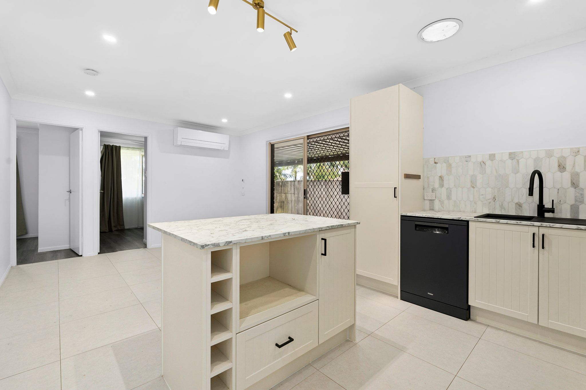 16 Deanbilla Street — photo 4 of 10