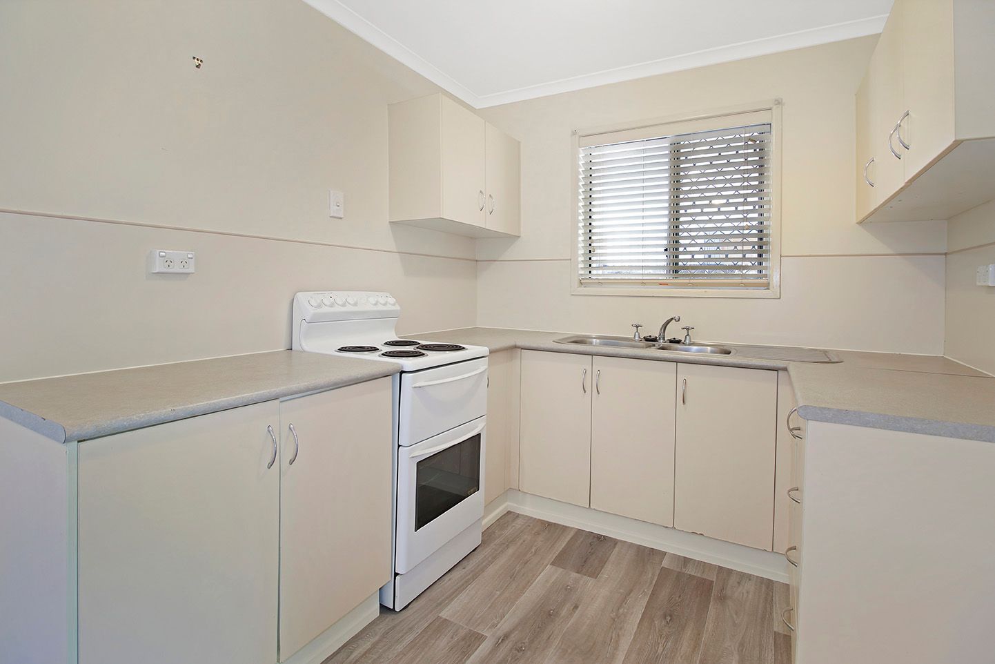 24 McEwen Street, Mooroobool, QLD 4870